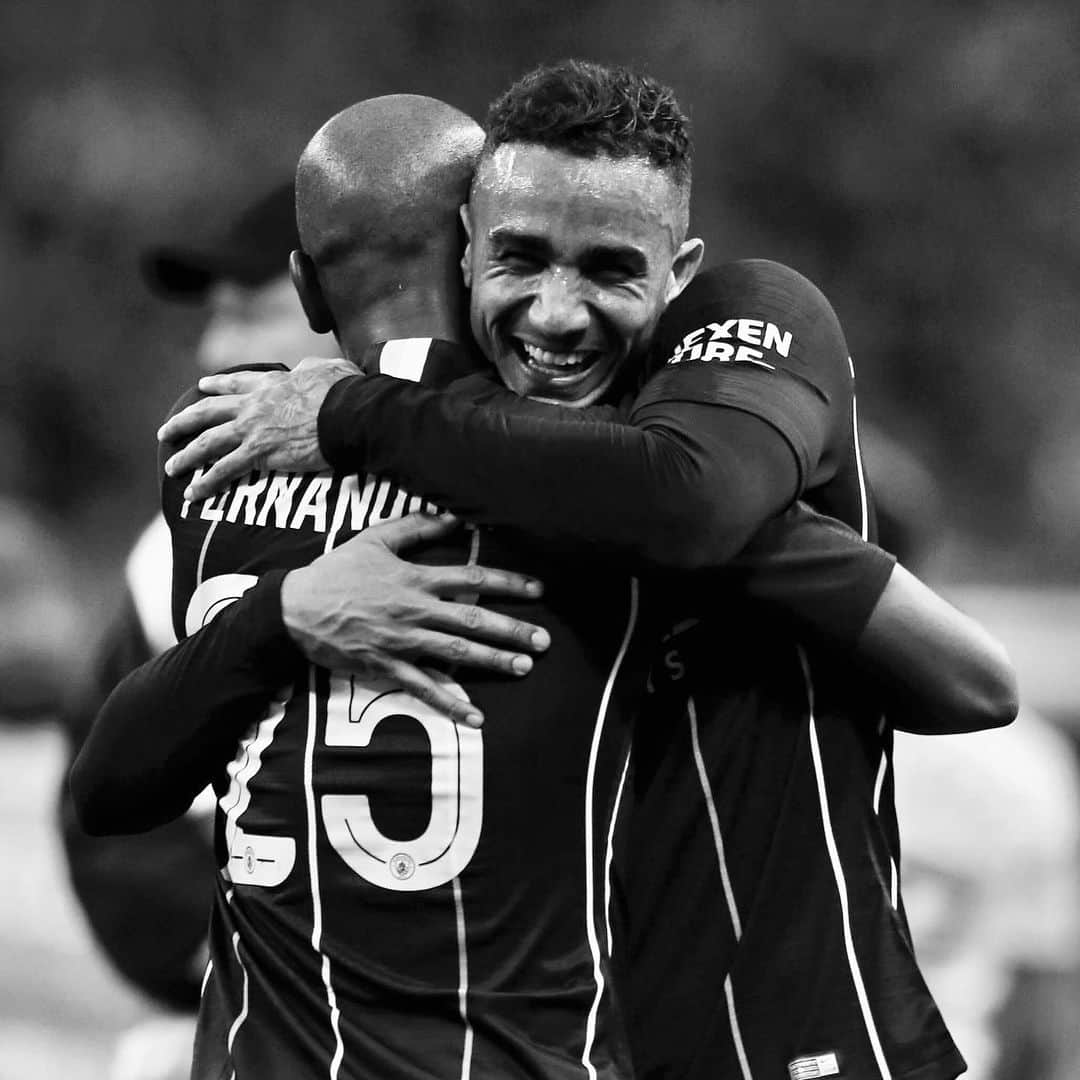 フェルナンジーニョのインスタグラム：「E aí, Dani boy. 🙌🏾 Feliz aniversário, irmão. Tudo de bom na sua vida sempre. Saudade de tu, viu? Aproveita seu dia aí... Abraços 👊🏽👊🏽 #solazer #blacklivesmatter」