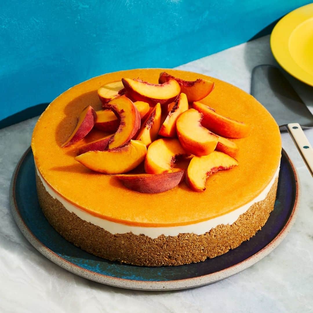 Food & Wineさんのインスタグラム写真 - (Food & WineInstagram)「We're halfway through the week and thinking about this weekend's cheesecake—specifically this perfect no-bake peaches and cream cheesecake from Culinary Director at Large @justinchapple. It's super creamy thanks to the perfect ratio of cream cheese to ricotta, and a cinch to make! Recipe linked in our bio. 📷: @gregdupree」7月16日 5時24分 - foodandwine