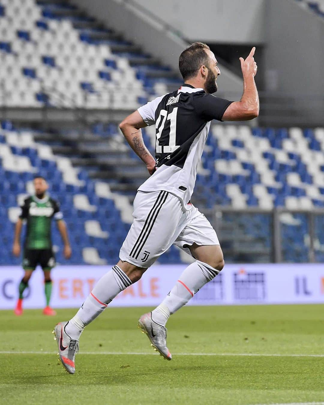 ユヴェントスFCさんのインスタグラム写真 - (ユヴェントスFCInstagram)「PIPITAAAAAAAAAAAAAAAAAAAAAAAA 😱😱😱 #SassuoloJuve #Higuain #FinoAllaFine #ForzaJuve」7月16日 5時25分 - juventus