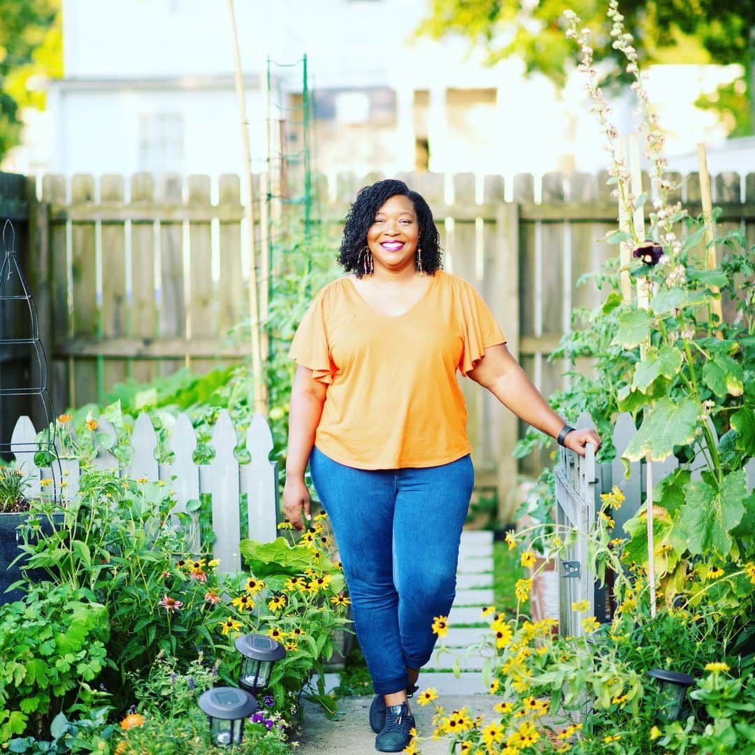 Grace Bonneyのインスタグラム：「I had a marvelous time with you today!  I can’t thank you enough for hanging out and invite you to continue this journey with me @taminthegarden.    If you missed Monday’s takeover, check out the “Stacie” highlight for all of @staciesspaces stories on container gardens.  You can also scroll back a few posts to view her intro and list of garden accounts.    I am also thrilled to bring some other marvelous kitchen garden accounts to your attention.   These accounts have their own unique design with various ways of handling garden maintenance and care.  Their love of gardening is evident in the way that they share their gardening experiences through posts and stories.  Swipe left for a peak into their pages and give them a follow by clicking on the links below:   2  @whatmjlove 3  @irie.gardener 4  @dcgardengirl 5  @soulgardener74 6  @easylivinggardens 7  @gardeningwithpink  8  @broadwaygardener  9  @gardeningwithgoldie.5 10  @sow.perfectly.imperfect  Please return on Friday for the final garden take over.  Your guide will be Claudia from @theorganizedhomemaker.  She will be talking about homesteads and sharing her beautiful space.   Until we meet again, I’ll be growing good food at home.   📸: @kimiejames」