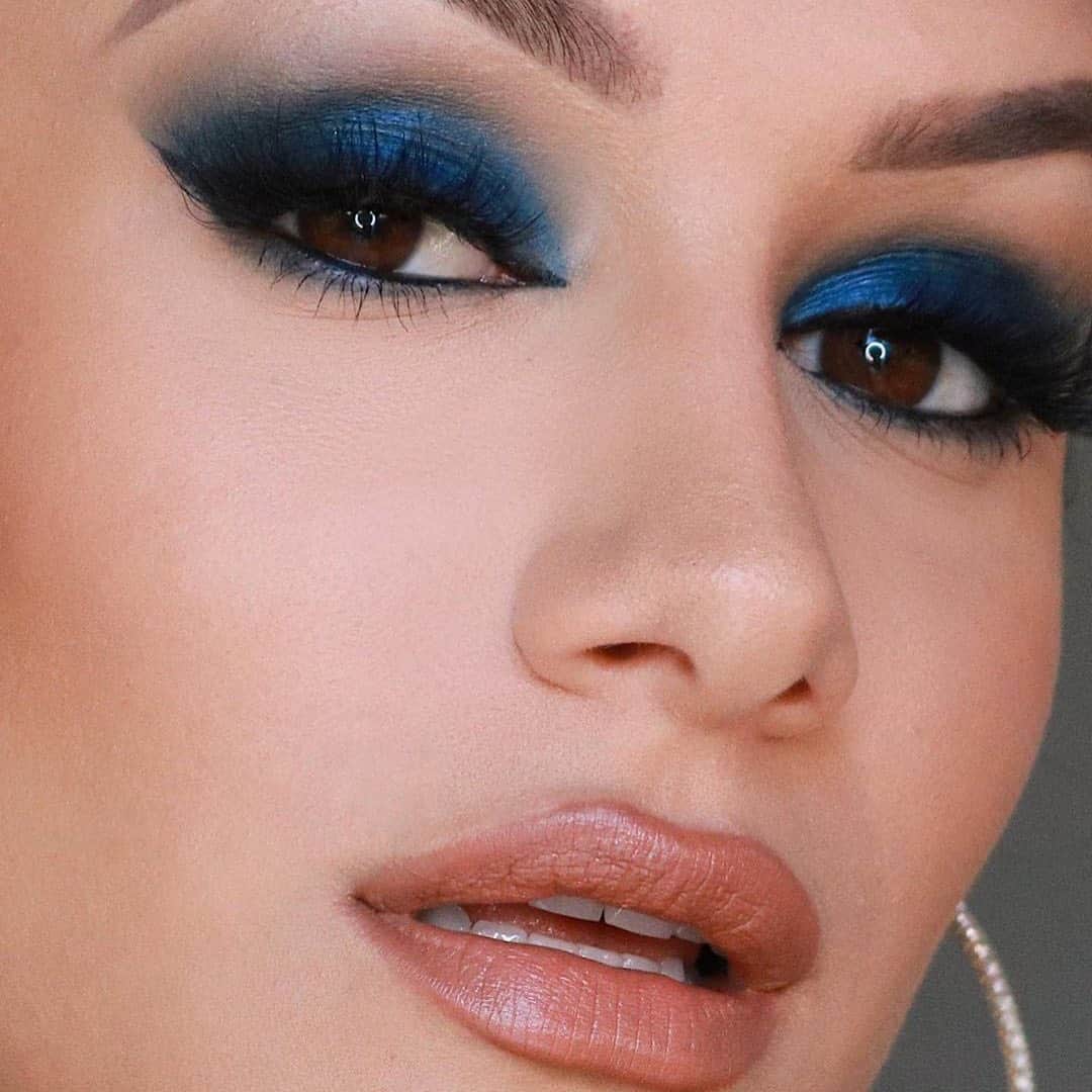 Maybelline New Yorkさんのインスタグラム写真 - (Maybelline New YorkInstagram)「All eyes on @heygabyarria with this beautiful bold look using #colorstrike eyeshadow pen in ‘ace’, #hypereasy liner, #fitmefoundation dewy + smooth and fit me concealer. Drop only 💙 if you love it! #mnyitlook #regram」7月16日 5時39分 - maybelline