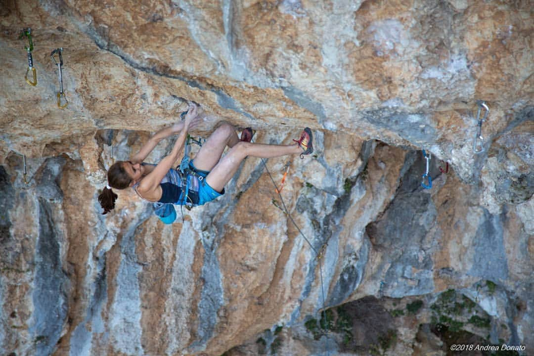 ローラ・ロゴラさんのインスタグラム写真 - (ローラ・ロゴラInstagram)「Today I climbed again in collepardo after a long time and I had the opportunity to climb some new routes: - "the bomb" 💣 a super pumpy 9a  established by @perifabrizio a few months ago ✅  - "fine dei giochi" 8a+/b flash 🙂 ✅  📸  @andrevdonato . . . #climbing_pictures_of_instagram #picoftheday #loveclimbing #climbforlife #escalade #escalada #grimper #klettern #montura #wildclimb #campcassin #italy #rome #bomber #instagood #instalike  #instagram  @climbskinspain @agripp_climbingholds @montura_official @wildclimb @fiammeoromoena @dao_sport」7月16日 5時49分 - laura.rogora