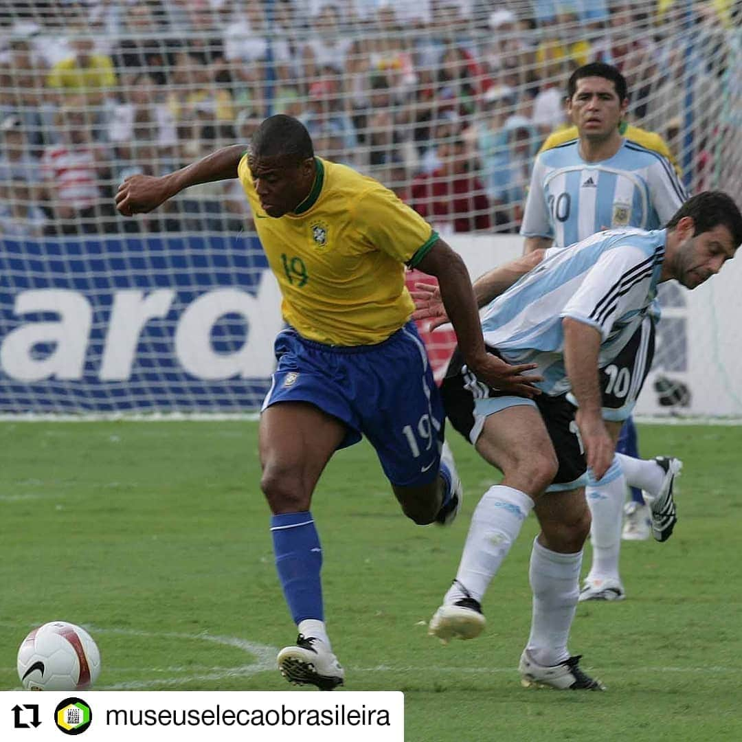 サッカー ブラジル代表チームさんのインスタグラム写真 - (サッカー ブラジル代表チームInstagram)「Uma boa lembrança que completa 13 anos!  #Repost @museuselecaobrasileira • • • • • • Quem lembra da escalação desse título? O Brasil encaixou 3 a 0 na Argentina e conquistou a oitava Copa América! 🏆🇧🇷 #MuseuSeleçãoBrasileira  ⠀ Fotos: Sergio Pinto/CBF」7月16日 5時44分 - cbf_futebol