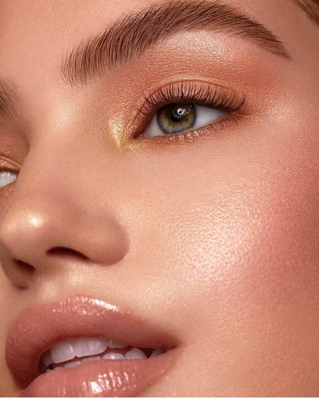ブリー・キッシュのインスタグラム：「💰✨ @loraccosmetics」