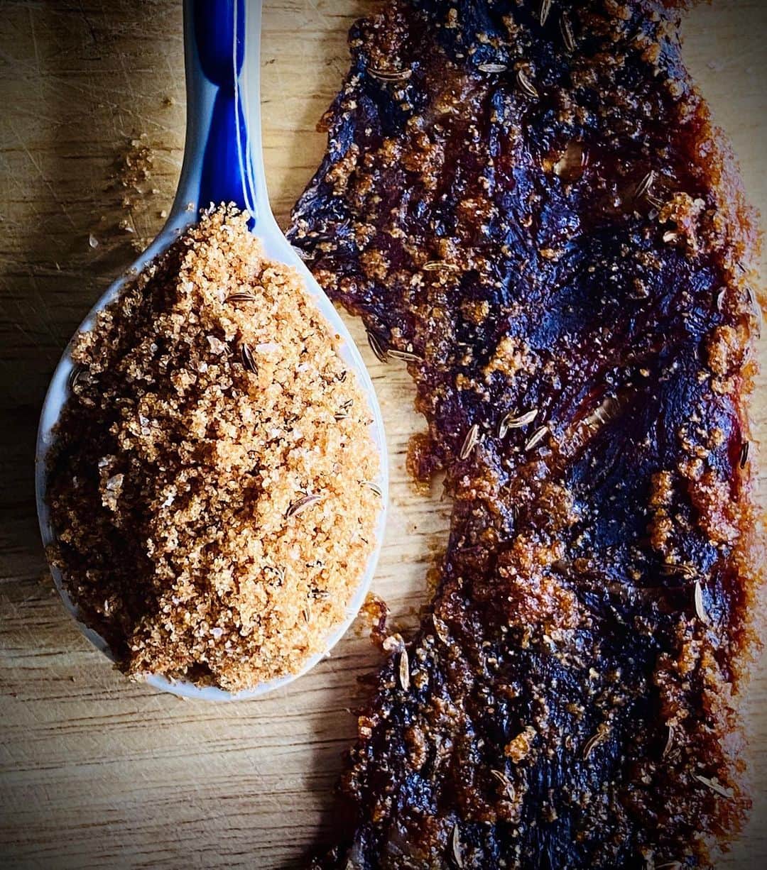 ケリスのインスタグラム：「WHATS BEEF ? Let’s talk about this jerky . This weeks GOLD MINE box is a seriously premium selection of some luxurious mouth watering items . Candied beef jerky ! It is addictive. You will want to hide it and not share a bite with even your loved ones . Why is it so good ? Well a few reasons 1. The best cuts , rib eye and short rib. The quality of the beef is divine. 2. Flavor , the sweet and spicy crunchy chewy goodness is unmatched . I said what I said . You won’t taste better . @bountyandfull it’s a lifestyle」