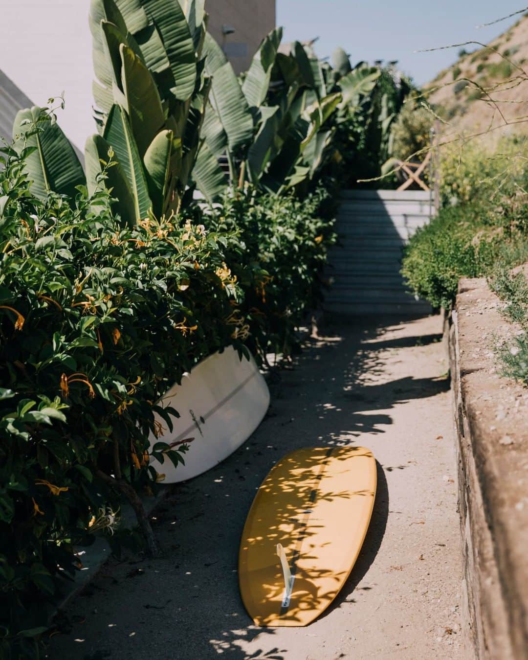 MR PORTERのインスタグラム：「Grab your board @thesurfridermalibu 🌊 #MRPORTERGoneSurfin 📷 @brechtvanthof」