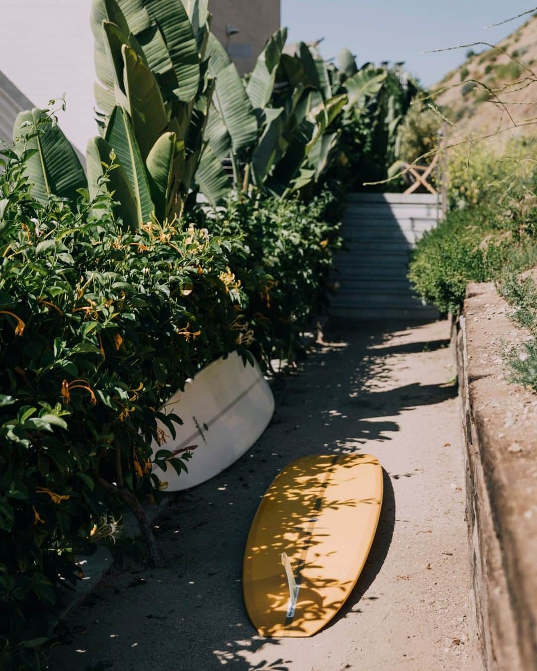 MR PORTERさんのインスタグラム写真 - (MR PORTERInstagram)「Grab your board @thesurfridermalibu 🌊 #MRPORTERGoneSurfin 📷 @brechtvanthof」7月16日 6時00分 - mrporter