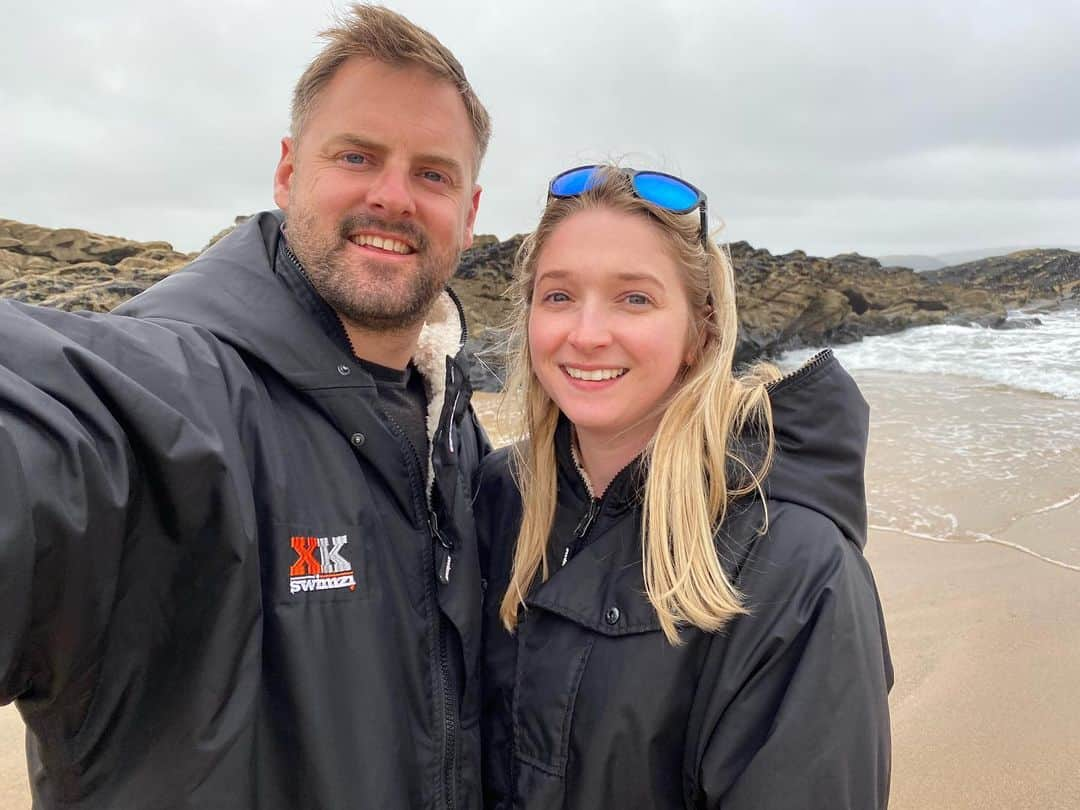 リアム・タンコックのインスタグラム：「Always nice to get to the coast 🌊 @caitmcclatchey and I keeping warm in the @swimzi XK 🔥」