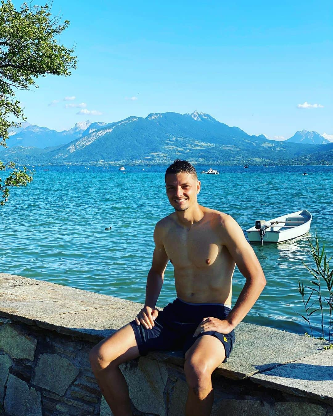 アンドレイ・ジロットのインスタグラム：「Dia bem trabalhado merece um mergulho no lago! 🇫🇷🔰 #annecy」