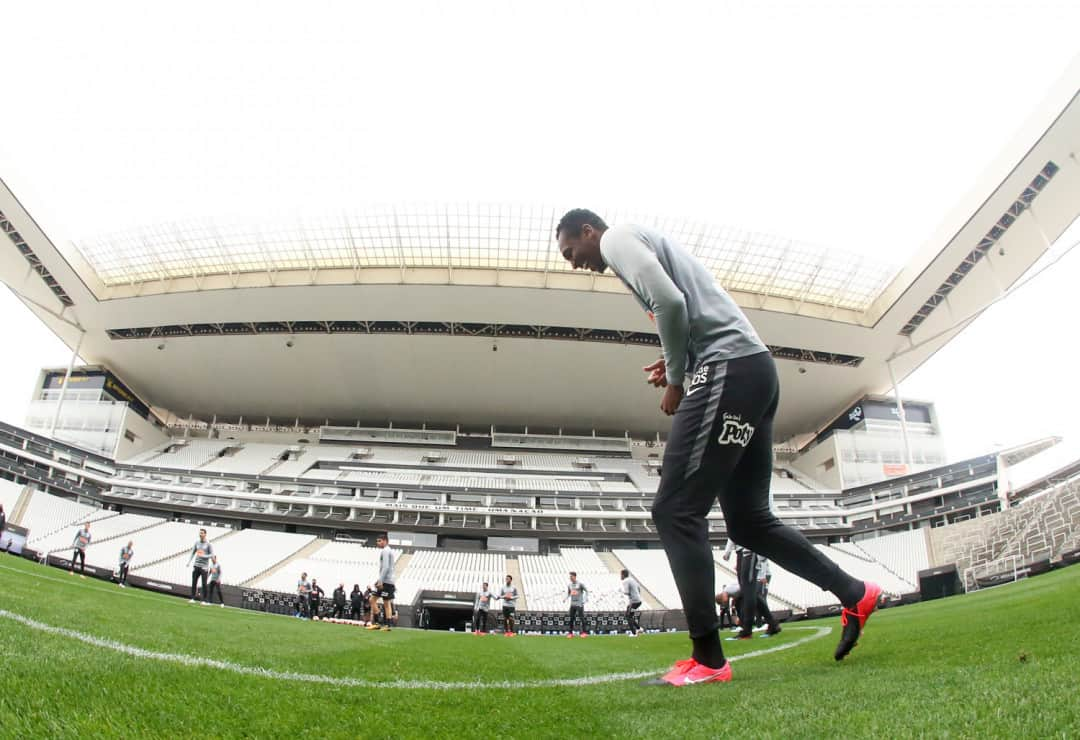 コリンチャンスさんのインスタグラム写真 - (コリンチャンスInstagram)「Sorriso estampado na cara de quem está de volta em casa! Né, @jooficial7?! 🥰🖤 @ArenaCorinthians ⠀ ⠀ 📸 Rodrigo Coca/Agência Corinthians⠀ ⠀ #VaiCorinthians #MeuBMG #NãoÉSóPatrocínio #MideadoBrasil #TimeDoPovo #Corinthians #Timão #CorinthiansTV #FielTorcedor #AFielÉFoda #UmSoCorinthians #NikeFutebol #Joli #EstrellaGalicia #LoucoPotyCorinthians #PostosALE #ALEnoTimão」7月16日 6時13分 - corinthians