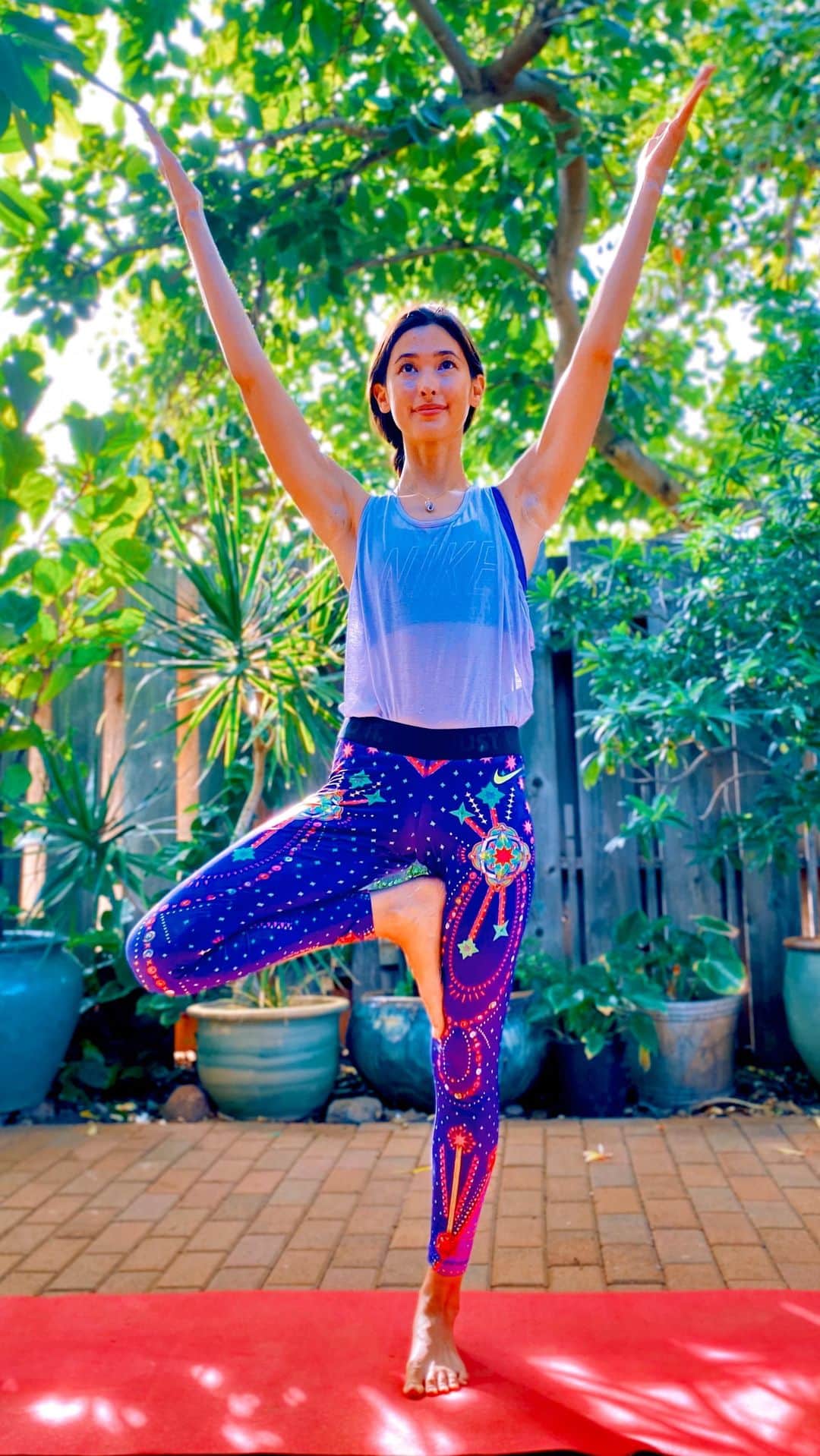 メロディー洋子のインスタグラム：「Another recording of my IG LIVE YOGA CLASS.   Please check out my YouTube page for the full class! 🌟Link in bio🌟  In this class we open with one of my favorite breathing techniques, Pranayama, called Nadi Shodhana, an alternate nostril breathing technique. It helps to reduce stress, cleanse the body of toxins and equalize the balance between our left and right sides. It is a powerful and useful tool for anyone to use!  Props: yoga mat, pillows or blankets, water  Sending lots of love to you 💗」