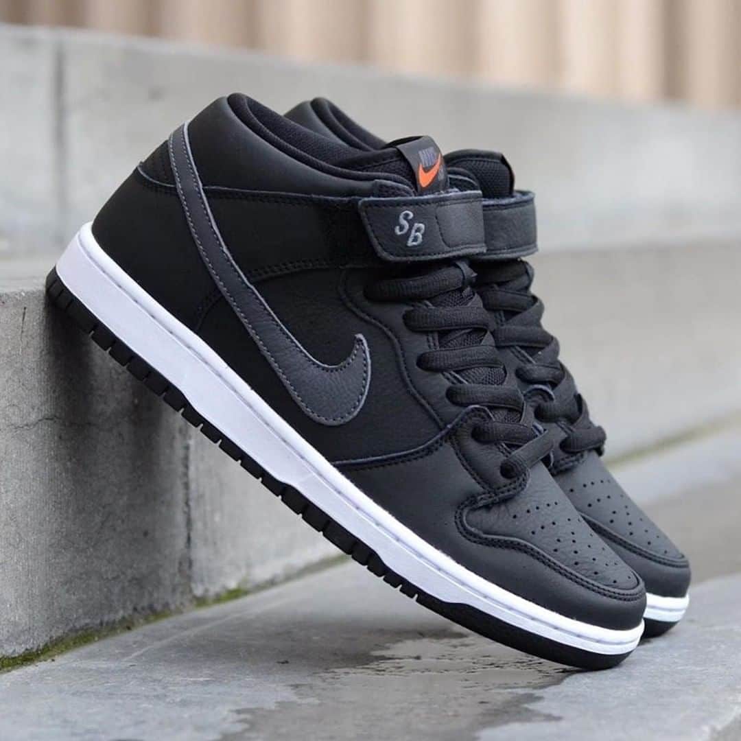 Sneaker Newsさんのインスタグラム写真 - (Sneaker NewsInstagram)「Nike SB Orange Label continues its delivery of core skate goods. The Blazer Mid, Dunk Mid, and Bruin are arriving at skate-shops in a black leather and grey trim. Hit the link in our bio for more details on these shop-exclusive drops.」7月16日 6時31分 - sneakernews