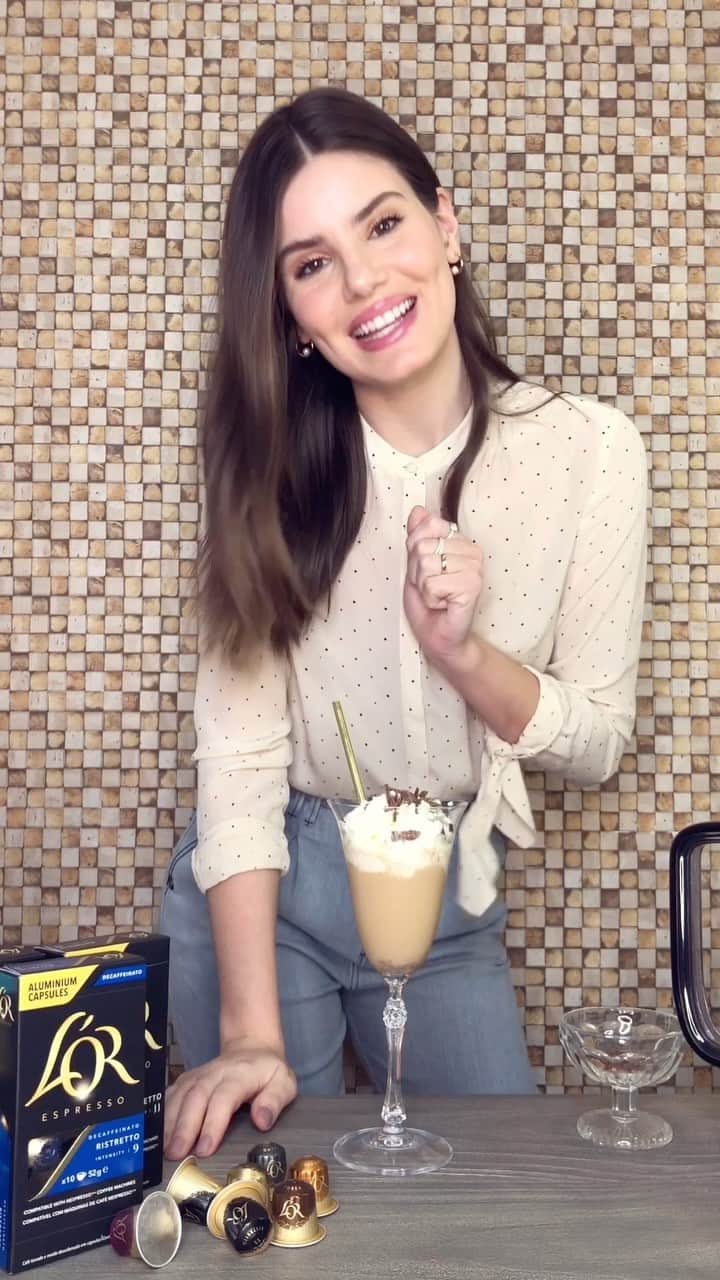 Camila Queirozのインスタグラム：「Mais um desafio de casais para animar vocês nessa quarentena. Hoje eu decidi mostrar meu lado criativo e desenvolvi um Frappuccino com as cápsulas de café L'OR. Mas para ficar mais divertido, resolvi desafiar o @klebbertoledo a fazer um melhor hahaha. Ele vai  postar um IGTV com o drink dele amanhã e vocês podem votar aqui nos comentários. Não deixem de comentar, hein?   #DesperteSeusSentidos @lorespressobrasil  COMPATÍVEL COM MÁQUINAS DE CAFÉ NESPRESSO®️* *Marca de um terceiro, não relacionado à Jacobs Douwe Egberts BR Comercialização de Cafés LTDA. Para uma lista detalhada de máquinas compatíveis, acesse www.cafelor.com  ➡️ receita  •80ml de leite (leite integral, mas você  pode variar com leite desnatado ou  aveia) • 2 Cápsulas de L’OR Ristretto ou Sontuoso • 1 colher de sopa de açúcar granulado • 1 xícara de cubos de gelo  • 1 pitada de calda de chocolate  • 1 bola de sorvete de baunilha • Chantilly para decorar   Para preparar....  1) Prepare duas cápsulas de  L'OR Ristretto ou Sontuoso e coloque-as  na geladeira para esfriar. 2)Despeje o leite e o café espresso no  liquidificador. 3)Adicione o açúcar, a calda de chocolate,  os cubos de gelo e adicione o sorvete. 4)Misture até ficar homogêneo. Despeje o  frappuccino em um copo alto. 5)Cubra com chantilly e uma garoa de calda de chocolate」