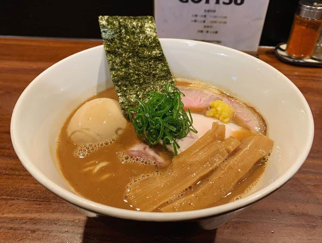 SUSURUさんのインスタグラム写真 - (SUSURUInstagram)「練馬の濃厚魚介豚骨ラーメン！ 女性トレーニーHIKARIやでさんとすすってきました🍥 無化調ながら旨味詰まったスープは抜けがさっぱりとしていて、ついついグイグイ飲んでしまう魅力的な味！ 柚や辛味噌などで味変しつつ最後まで美味しくいただきました🍜 #susuru_tv #1634日目 #RAMENGOTTSU #GOTTSU #練馬 #東京 #GOTTSUらーめん #奥久慈玉子のたまごかけごはん #うまい  #ラーメン #らーめん #ramen #ラーメン部 #ramennoodles #毎日ラーメン生活 #麺スタグラム #japaneseramen #japanramen #foodstagram #foodie #noodles #instanoodle #instaramen #instafood #susururecommended #練馬ラーメン #東京ラーメン #魚介豚骨ラーメン #濃厚ラーメン」7月16日 12時13分 - susuru_tv