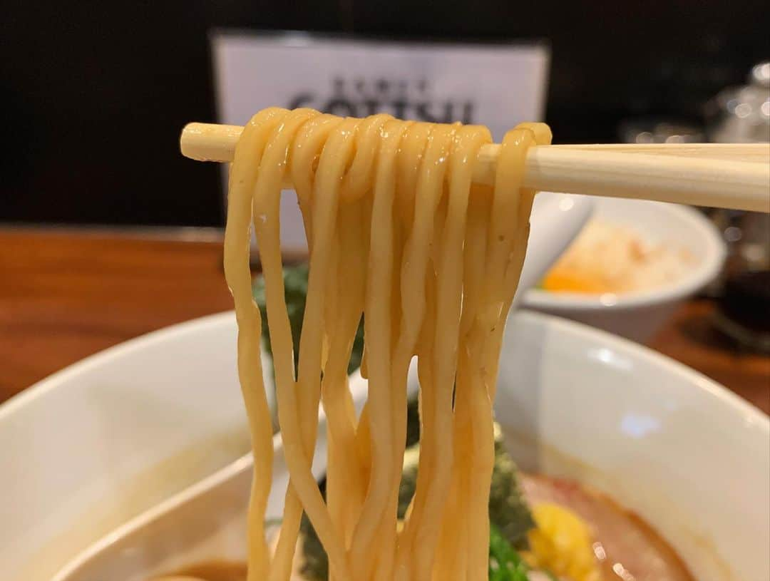 SUSURUさんのインスタグラム写真 - (SUSURUInstagram)「練馬の濃厚魚介豚骨ラーメン！ 女性トレーニーHIKARIやでさんとすすってきました🍥 無化調ながら旨味詰まったスープは抜けがさっぱりとしていて、ついついグイグイ飲んでしまう魅力的な味！ 柚や辛味噌などで味変しつつ最後まで美味しくいただきました🍜 #susuru_tv #1634日目 #RAMENGOTTSU #GOTTSU #練馬 #東京 #GOTTSUらーめん #奥久慈玉子のたまごかけごはん #うまい  #ラーメン #らーめん #ramen #ラーメン部 #ramennoodles #毎日ラーメン生活 #麺スタグラム #japaneseramen #japanramen #foodstagram #foodie #noodles #instanoodle #instaramen #instafood #susururecommended #練馬ラーメン #東京ラーメン #魚介豚骨ラーメン #濃厚ラーメン」7月16日 12時13分 - susuru_tv