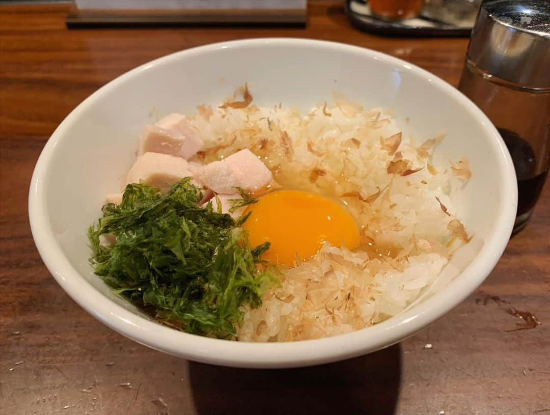 SUSURUさんのインスタグラム写真 - (SUSURUInstagram)「練馬の濃厚魚介豚骨ラーメン！ 女性トレーニーHIKARIやでさんとすすってきました🍥 無化調ながら旨味詰まったスープは抜けがさっぱりとしていて、ついついグイグイ飲んでしまう魅力的な味！ 柚や辛味噌などで味変しつつ最後まで美味しくいただきました🍜 #susuru_tv #1634日目 #RAMENGOTTSU #GOTTSU #練馬 #東京 #GOTTSUらーめん #奥久慈玉子のたまごかけごはん #うまい  #ラーメン #らーめん #ramen #ラーメン部 #ramennoodles #毎日ラーメン生活 #麺スタグラム #japaneseramen #japanramen #foodstagram #foodie #noodles #instanoodle #instaramen #instafood #susururecommended #練馬ラーメン #東京ラーメン #魚介豚骨ラーメン #濃厚ラーメン」7月16日 12時13分 - susuru_tv