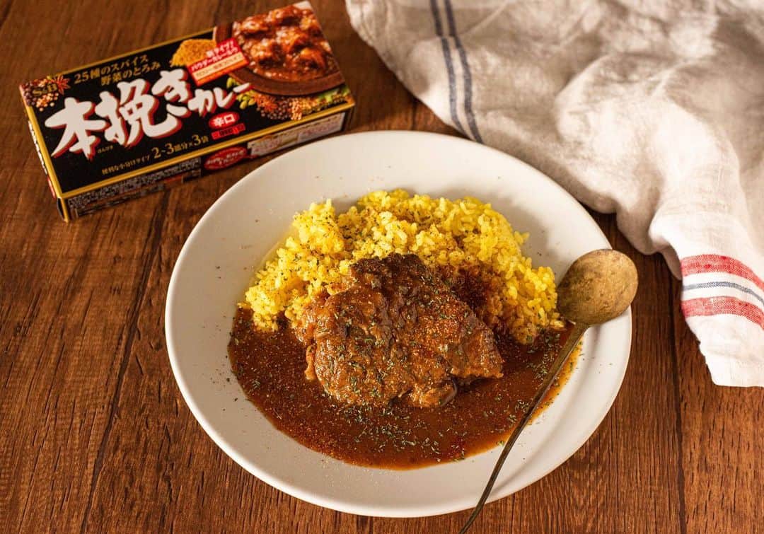 Iguchi Takuto... おうちごはんおじさんのインスタグラム：「🍳Today’s kitchen (📝簡易レシピ) ﻿ •とろとろ牛スネ肉と玉ねぎのカレー🍛﻿ 夏バテ解消にはやっぱり塊肉🍖﻿！！！ もりもり食べて、スタミナ付けて行きましょう。﻿ ﻿ 使ったのは、スネ肉と玉ねぎ、﻿ そして #本挽きカレー のみ。﻿ 超絶シンプルですが、肉の旨味と玉ねぎの旨味、﻿ スパイシーな本挽きカレー 辛口で﻿ ばっちり美味いカレーの出来上がりです😙✨﻿ ﻿ ﻿ 📝カレーの簡易レシピ﻿ 油で玉ねぎをじっくり炒める。﻿ 後に、牛スネ肉を入れ炒め、水を入れ2-3時間ほど煮る。﻿ そこに、本挽きカレーを入れ、10分ほど煮て完成。﻿ ﻿ シンプルな作り方ですが、﻿ スネ肉の旨味、玉ねぎの旨味を引き出し、﻿ そこに本挽きカレーのスパイシーさが加わり、﻿ とっても美味しいです。﻿ ﻿ ﻿ 美味しいで日本を元気に꒰⍨꒱.+* ﻿ ﻿ ━…━…━…━…━…━…━…━…━…━ ﻿ ﻿ ▼.料理教室主宰しています🍳(..開講祝1年💐) ﻿ Foodies Labo(@foodies_labo) ﻿ 簡単×美味しいに拘り、都内で料理教室を開催しています。 ﻿ 料理初心者•初参加の方•お友達との参加も大歓迎🙆‍♂️🙆‍♀️﻿ まずは気軽にフォローして下さい！ ﻿ ﻿ ▼.デリバリー専門のレストランを始めました🍴 ﻿ Foodies Tokyo(@foodies_tokyo) ﻿ 不定期での営業となりますが、 ﻿ Uber Eatsに出店しています！ ﻿ イベントなども都度行っていますので、 ﻿ 詳しくは、公式アカウントをご覧下さい！ ﻿ ﻿ ▼.ストーリーズのハイライトをまとめました🎥 ﻿ 過去にストーリーズで配信した、イベントの様子や、 ﻿ 企業さまとのお仕事、日々の料理のシーン、 ﻿ 自身の掲載記事など、アイコン毎にまとめています。 ﻿ ご興味ある方はご覧下さい！ ﻿ ﻿ ━…━…━…━…━…━…━…━…━…━ ﻿ #PR #SB #エスビーカレー ﻿ #エスビーカレーアンバサダー #エスビー ﻿ #らくうま飯#らくうま料理#らくうま料理家#らくうま料理研究家#料理家#料理研究家#フードスタイリスト#井口タクト#おうちごはん#おうちごはんおじさん#おうちごはんLover#料理男子#家庭料理#簡単料理#飯テロ#料理好きな人と繋がりたい#Foodstylist#ouchigohan_ojisan#japanesefood﻿ #らくうまレシピ#おうちごはんおじさんのレシピ #時短レシピ #簡単レシピ #レシピ」
