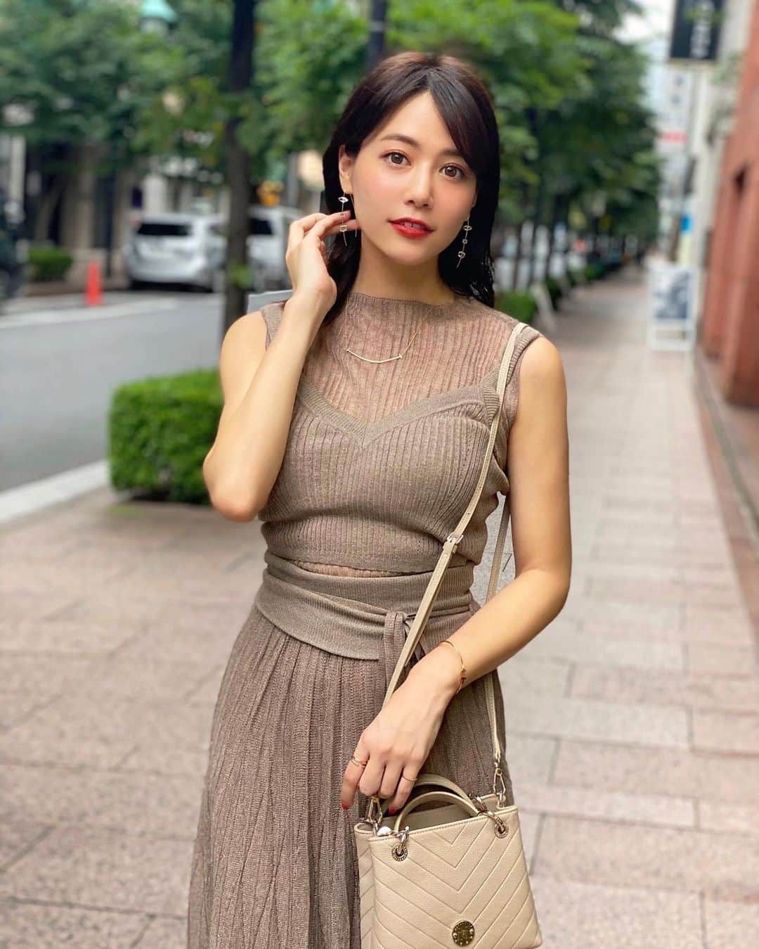 石井里奈さんのインスタグラム写真 - (石井里奈Instagram)「こんにちは☀️ . こないだ鰻投稿で好評だったコーデの全身バージョン👗✨ . setup... @mercuryduo_com  bag... @metrocity.japan  . マーキュリーの新作のシアービスチェニットセットアップ❣️カタログでみてこれだー！と思ってオーダーしたもの🙆‍♀️ . 動くとわずかに光る涼しげなシアーニットで、トップスとビスチェ、スカートの3点セットになっているの👏✨ . ウエストラインも折り返しになっていて大人可愛い😘❣️それぞれ着まわせるのでとってもおすすめです🙆‍♀️ . ニットは体のラインがでるのが気になるけど、先日もいった麻布十番にあるメルローズさん @melrose15 でスリムムーブを受けたおかげで安心🙆‍♀️ . 2回目でも施術直後から、本当に体がすっきりするので、おわった後何度も自分の体を嬉しくて鏡で確認しちゃうんだよね🤭笑 . 新規はお得で受けれるのでぜひおすすめです❣️最初は楽しくお話してるんだけど、温かくて気持ちいいので途中絶対寝てて、終わったら痩せています🙆‍♀️笑 . さて、午後も頑張りましょう💕 . #りなまるコーデ #マーキュリーデュオ #mercuryduo #夏ニット #ニット #シアーニット #夏コーデ #セットアップ #ニットコーデ #夏服コーデ #麻布十番エステ #痩身エステ #ダイエット #スタイルアップ #痩身 #麻布十番 #美脚 #脂肪燃焼 #diet #エステ #デートコーデ #休日コーデ #着回し #着回しコーデ #ブラウンコーデ #大人カジュアル #カジュアルコーデ #metrocity #メトロシティ #韓国ファッション」7月16日 12時07分 - ri7tin1025