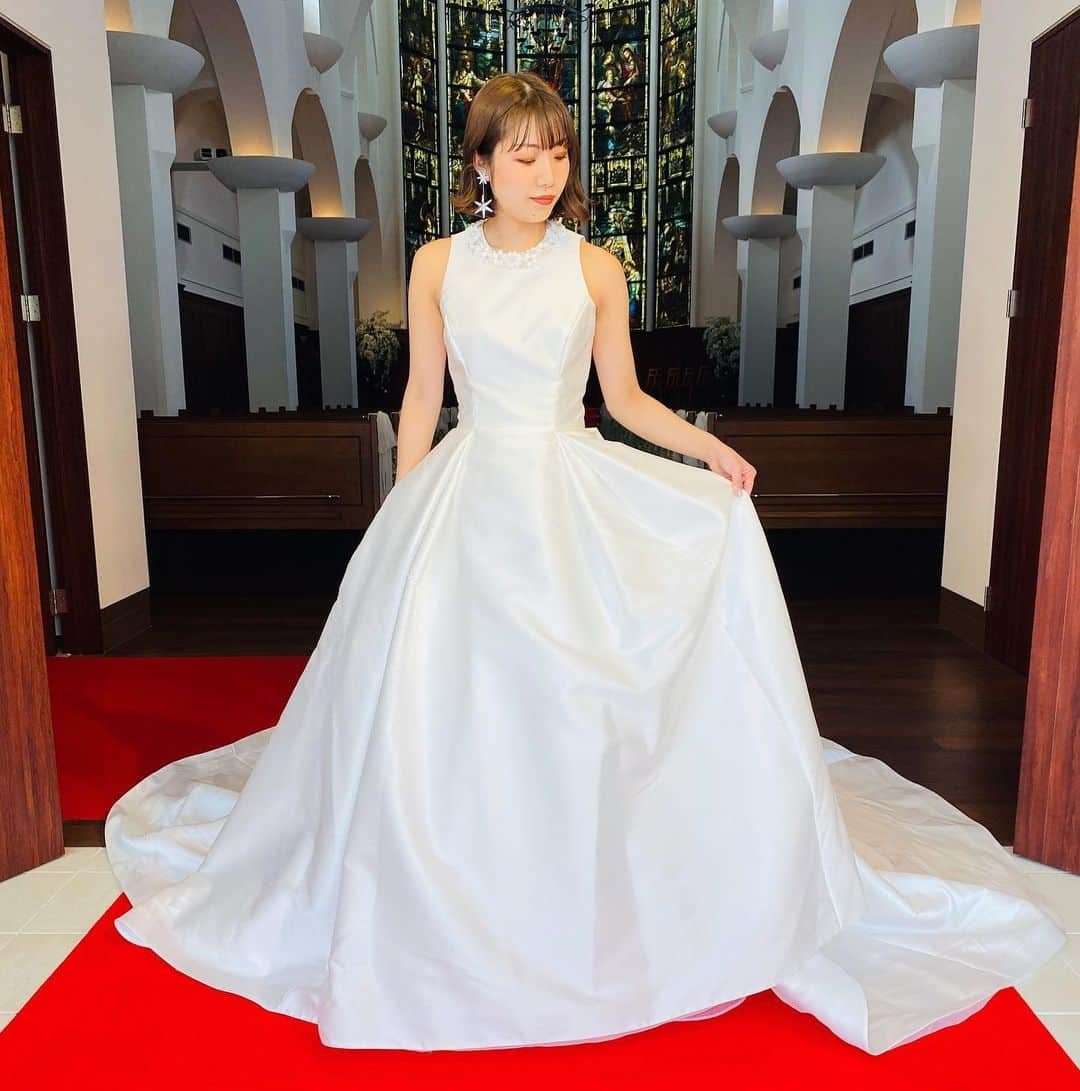 Dresses (ドレッシーズ)さんのインスタグラム写真 - (Dresses (ドレッシーズ)Instagram)「ロングトレーンに背中のカッティング…後ろ姿も魅力的な #イザベルアームストロング の2020年新作ドレス。 * コーディネートのポイントや詳細@dresses_weddingdressホーム画面URLへ。⠀ -----------------------------⠀ ウェディングドレス:03-20435 ドレスブランド:@isabellearmstrongnewyork ⠀⠀ イヤリング:07-8850 こちらのドレスは⠀⠀ @thesweetcollection_by_juno のドレスです。 ⠀ その他の @isabellearmstrongnewyork のドレスは⠀⠀ #isabellearmstrong_dresses よりご覧いただけます。⠀⠀⠀ ------------------------------- <お問い合わせ>⠀⠀ 💌@dresses_weddingdress へDM⠀⠀ 📞 0120-791-249⠀⠀ ご試着予約やレンタル価格など、お気軽にお問い合わせください。⠀⠀ . . # タグ付け投稿キャンペーン中♡ @dresses_weddingdress の過去の投稿よりお好きなドレスをスクショして、 結婚式の想いなど一言添えて# タグ付け投稿するだけ♡ #ドレッシーズで選ぶみんなの一着 みなさまのbestドレスお待ちしております！ お気軽にご参加ください✨ ⠀ . *⠀⠀ #ドレッシーズ#イザベルアームストロング#Aラインドレス#isabellearmstrong#ウェディングドレス#クラシカルドレス#サテンドレス#isabellearmstrongbride#ドレス迷子#プレ花嫁#運命のドレス#2021夏婚#2021春婚#2020秋婚#インポートドレス#プレ花嫁さんと繋がりたい#全国の花嫁さんと繋がりたい#juno#みんなのウェディング#ロングトレーン#ドレス試着#ブランドドレス＃ビーディング」7月16日 12時10分 - dresses_weddings