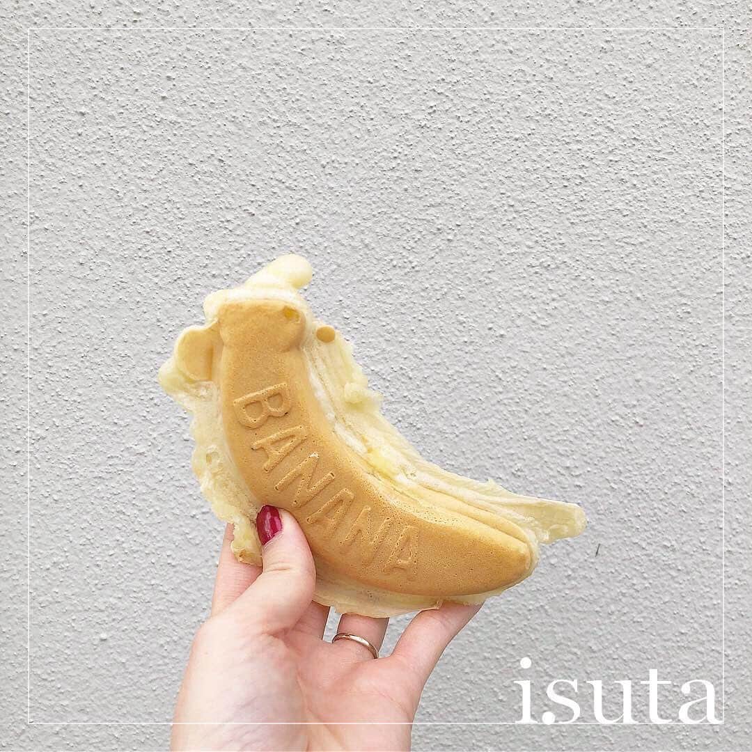 isutaさんのインスタグラム写真 - (isutaInstagram)「バナナの味がしないバナナ焼きって⁉♡﻿ ﻿ ﻿ 北海道・旭川ではバナナの形をしたおやき「バナナ焼き」が昔からの定番おやつ。﻿ ﻿ ﻿ そんなバナナ焼きが食べられるお店「バナナ焼きのパピリカ」が名古屋・川名にあります♪﻿ ﻿ ﻿ 見た目からバナナの味がしそうですが、中身はカスタードなどのクリームが入っていてバナナの味はしないのだそう。﻿ ﻿ ﻿ もっちりとした生地は絶品で、「BANANA」と「パピリカ」の文字もとってもかわいいですよね♡﻿ ﻿ ﻿ あつあつもちもちのバナナ焼き、ぜひチェックしてくださいね♪﻿ ﻿ ﻿ 【バナナ焼きのパピリカ】﻿ 住所：愛知県名古屋市昭和区花見通り1-19﻿ TEL：070-5252-4171﻿ 営業時間：10:00～19:00﻿ 定休日：月曜日﻿ ﻿ ﻿ photo by﻿ @__naruuu__﻿ @coolism.jp﻿ @kozue_foodgram﻿ ﻿ ﻿ #isuta #イスタ #isutapic﻿ #isutacafe #カフェ巡り #おしゃれカフェ ﻿ #バナナ焼きのパピリカ #バナナ焼き #愛知カフェ ﻿ #愛知カフェ巡り #カフェスタグラム #名古屋カフェ巡り ﻿ #名古屋カフェ #愛知グルメ #名古屋グルメ ﻿ #名古屋スイーツ #北海道グルメ #北海道おやつ ﻿ #cafestagram #カフェ #カフェ好き ﻿ #昭和区カフェ #お洒落な人と繋がりたい﻿ #カフェ好きな人と繋がりたい」7月16日 12時12分 - isuta_jp