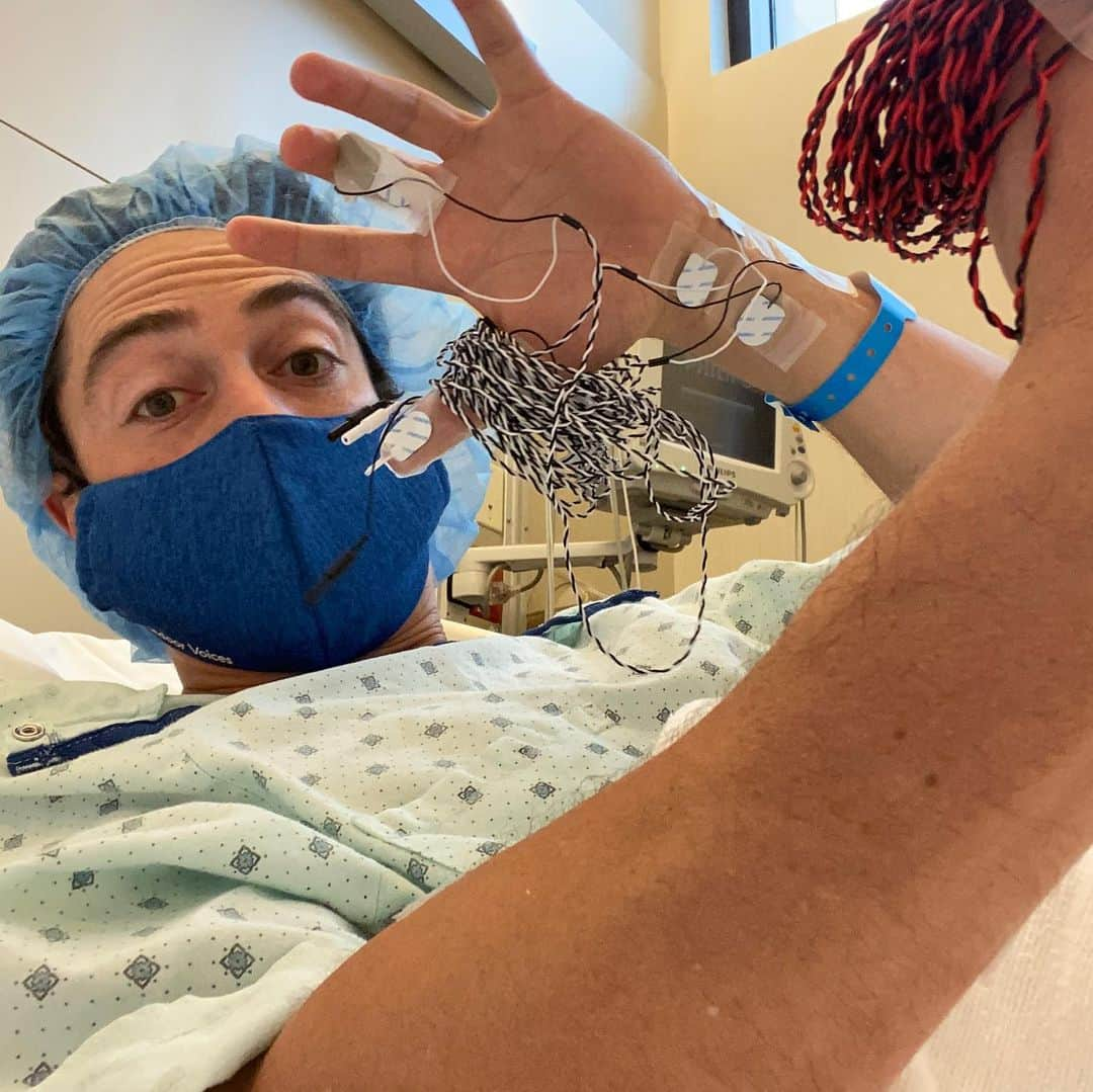 ベン・フェルドマンのインスタグラム：「So some Me news: on Monday, an incredible surgeon in Newport (dr Robert Bray) opened up my neck, drilled out some calcified bone & 2 shitty discs in my spine, popped in 2 artificial discs & sewed me back up. It was horrifying but I’m alive & lots of friends/family sending me food that I can swallow, which is a v underrated category of food (slippery). @michellehelyn is an incredible (& patient) nurse & sometimes when she’s unavailable, Charlie will bring his toy dr bag up to my room & give me a “shot”. Anyway things are good.」