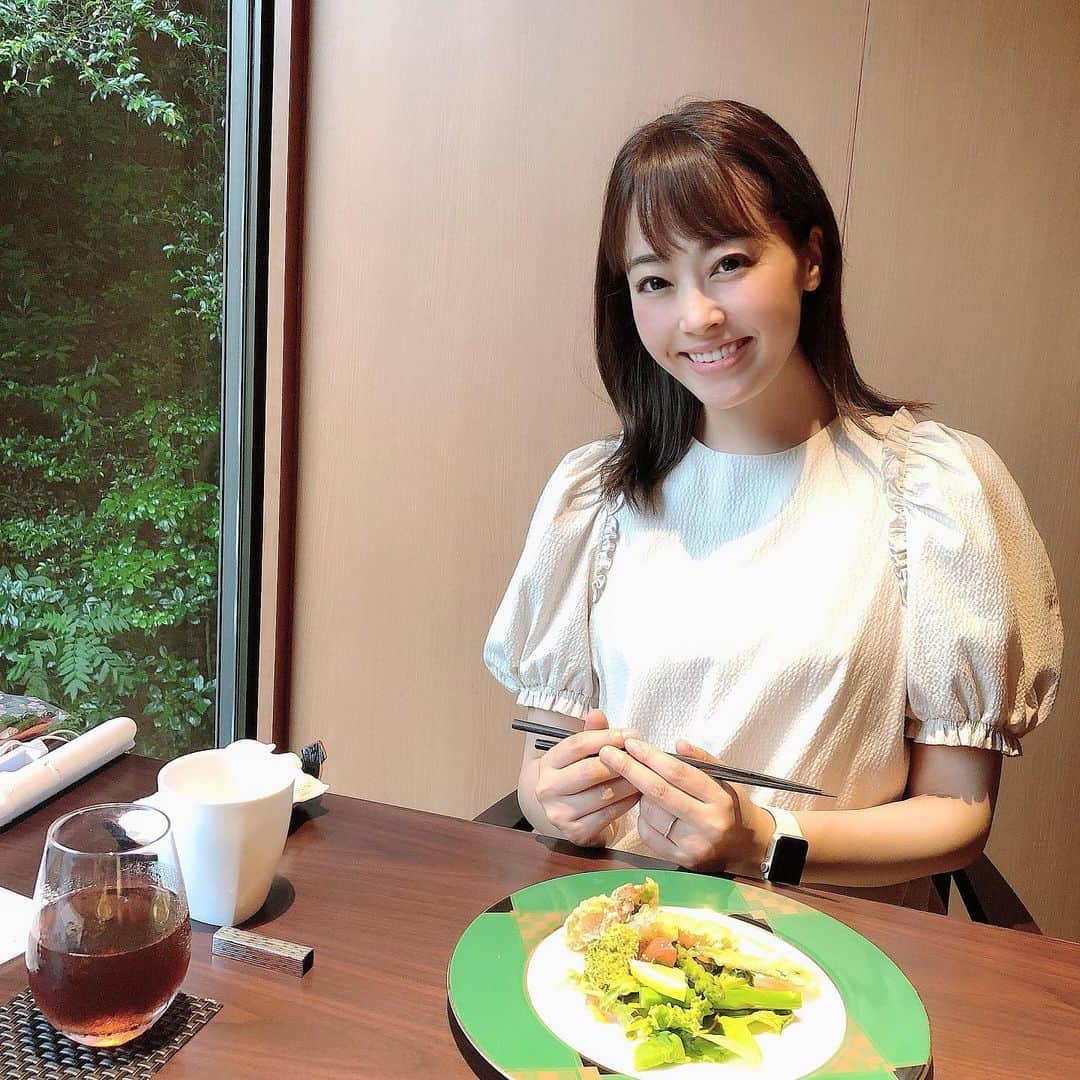 佐竹茉里奈のインスタグラム：「母と2人で温泉に♨️ 温泉、4回入ったけど、毎回貸切で旅館のご飯も個室だったので安心して過ごせました😊 毎回1時間半くらい露天風呂入りながらひたすら語る笑笑 歳とったよねーとか、ダイエットはやっぱこれがいいのかなーとか笑笑😂😂😂耳が悪くなったらすぐ補聴器🦻買ってねとか‥笑笑 たまには2人旅もいいよね😊 母に日頃の感謝を込めて💕 たくさん親孝行したいな👍 #母娘#母娘旅行 #温泉#温泉旅行 #観光もせず#旅館でのんびり#初#しまかぜ#カフェ車両#カフェ車両にてケーキセット#ひたすら語る#話が尽きない#週2くらいで会ってるんだけどね#笑」