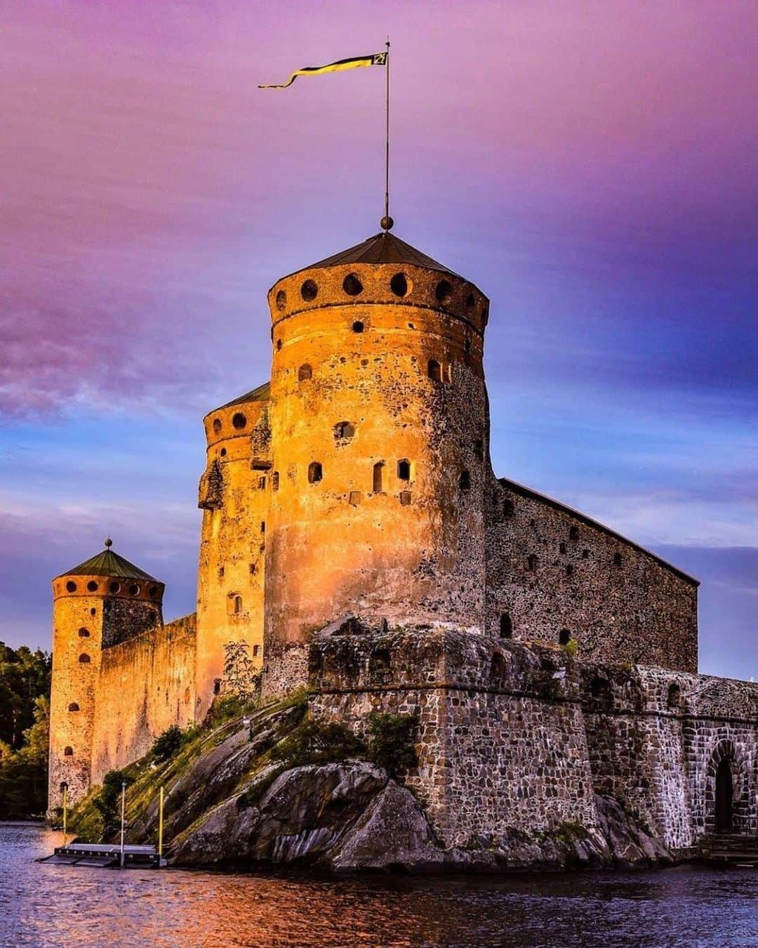 フィンランド政府観光局さんのインスタグラム写真 - (フィンランド政府観光局Instagram)「1475年に建てられたサヴォンリンナのオラヴィ城は、サイマー湖の島の上に壮大に立っています。今年は中止になりましたが、毎年夏にオペラフェスティバルの会場にもなっているお城です。普段でもお城の中はガイド付きで見学できます。 ． @postcards_from_helsinki さんの写真。Kiitos！  #visitfinland #ourfinland #visitfinlandjp # #finland #北欧旅行 #travelgram #フィンランド #フィンランド政府観光局 #北欧 #travel #instatravel #travel #travelgram #travelling #traveler #おうちで北欧を楽しもう #おうちフィンランド #旅を夢見て #北欧に行きたい気持ちを満たそう #オラヴィ城 #サヴォンリンナ #ドラクエ #湖水地方」7月16日 7時00分 - visitfinlandjapan