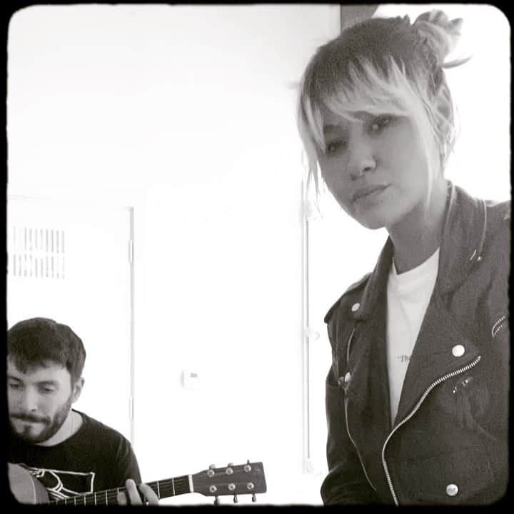 Mali-Koa Hoodのインスタグラム：「I’ve not had a chance yet to sing any of these songs live. I convinced @joegarrettmusic to help me make sure that I would be able to when the time comes. V raw “Some Things” from a few weeks back. Thought I’d share X」
