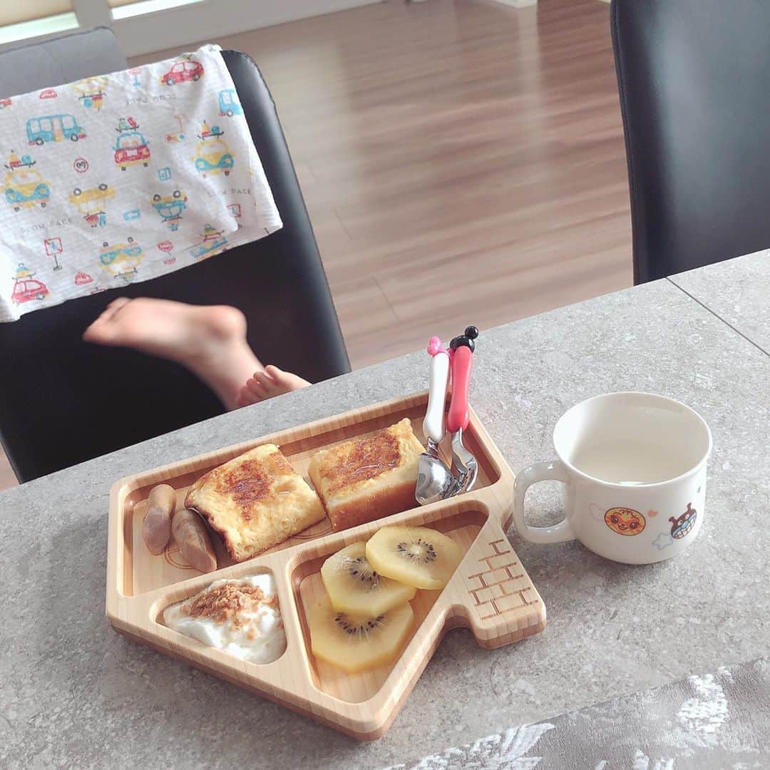 田中涼子のインスタグラム：「5時半からポリスごっこをやらされて もうすでにクタクタ🤣 昨日即席おまわりさんの服作ったからまた見てね〜👮‍♀️  #おはようございます」