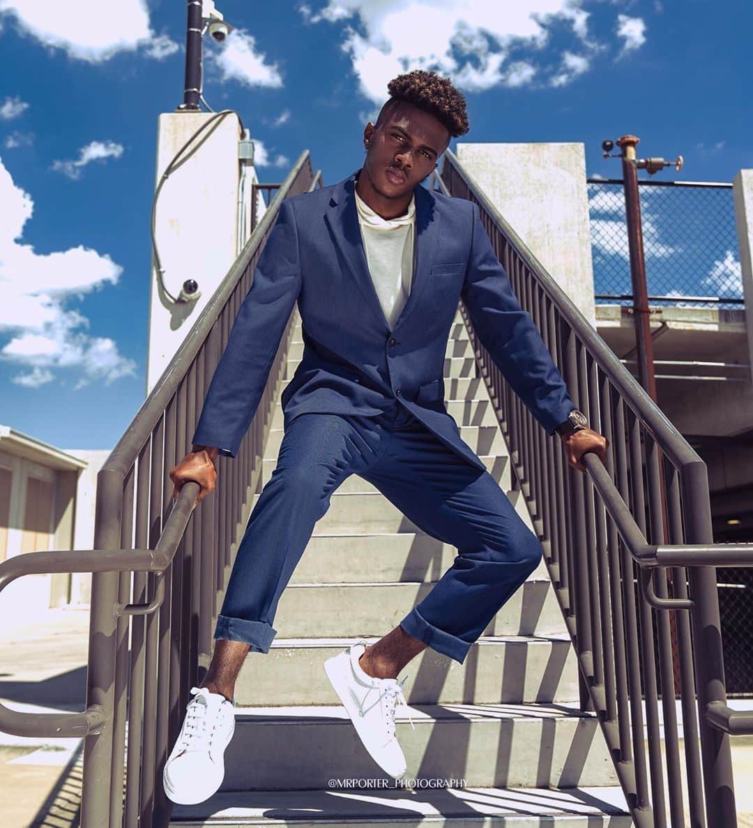 ペリーエリスのインスタグラム：「Level up your suit game @famousjay.c looking sharp #lifereadysince1976」