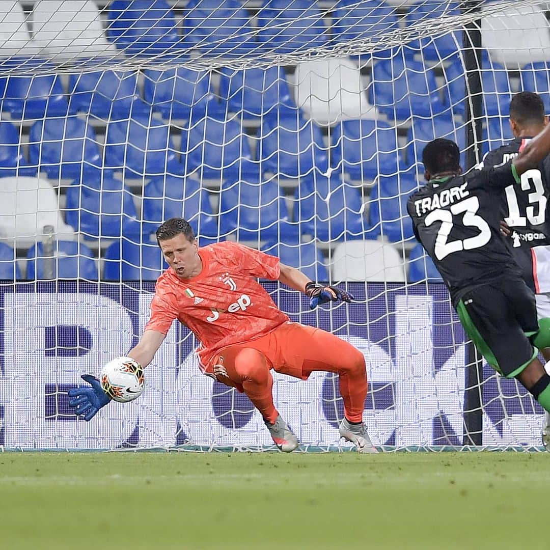 ユヴェントスFCさんのインスタグラム写真 - (ユヴェントスFCInstagram)「💪 SUPER TEK 💪 #SassuoloJuve #Szczesny #FinoAllaFine #ForzaJuve」7月16日 7時15分 - juventus