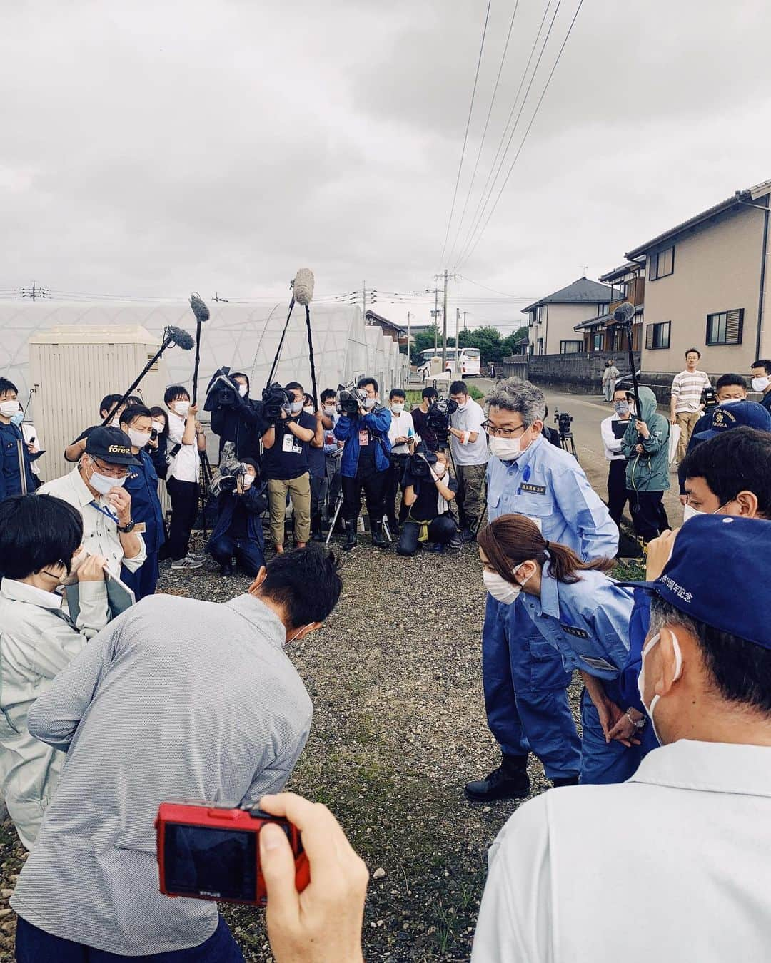 今井絵理子さんのインスタグラム写真 - (今井絵理子Instagram)「【福岡県久留米市】  昨日、福岡県久留米市の被災現場を大臣と視察しました。  「この場所でもう一度農業をしたい」  国内生産量の約15%ものパクチーを栽培されているこの菜園が、浸水により受けた被害額は2,000万円にのぼるそうです。  絶望ともいえる感情を抑えながら、未来への希望をつかもうと一生懸命に説明して下さりました。  政府は道路や河川、農地等の災害復旧事業等の特例や中小企業の災害関係保証の特例を地域を限定しない「本激」として指定する見込みです。  一刻も早く被災された皆さんの不安を払拭し希望をもっていただけるように、現場主義に徹し、先手先手の対応を心がけてまいります。  #福岡県 #久留米市 #内閣府防災 #武田良太大臣 #今井絵理子 #視察」7月16日 7時18分 - erikoimai0922