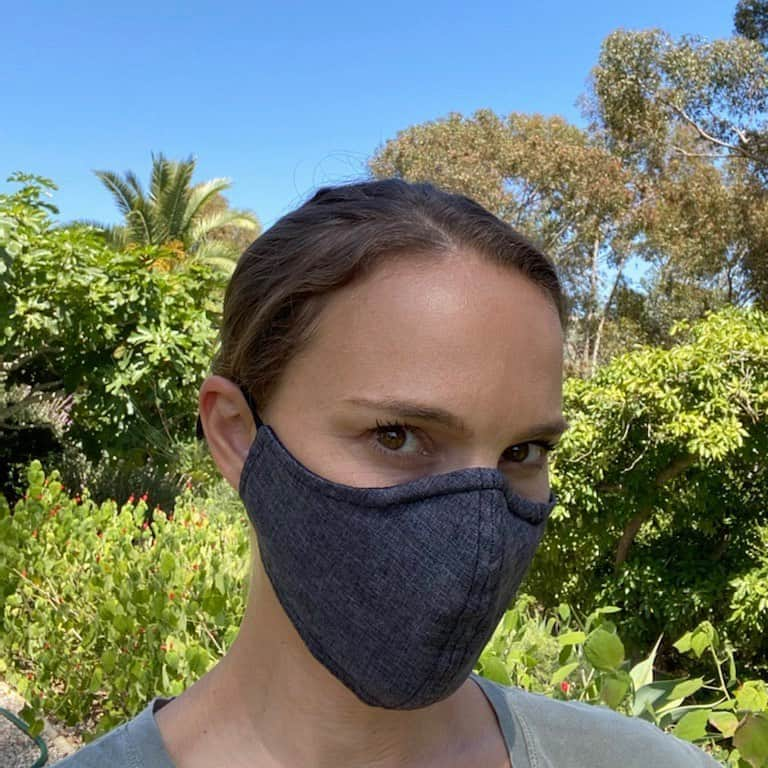 ナタリー・ポートマンさんのインスタグラム写真 - (ナタリー・ポートマンInstagram)「Thank you for nominating me @naomiwatts @padmalakshmi! #wearadamnmask  I now nominate all of YOU :) Post a pic of yourself in a mask and tag me @natalieportman」7月16日 7時21分 - natalieportman