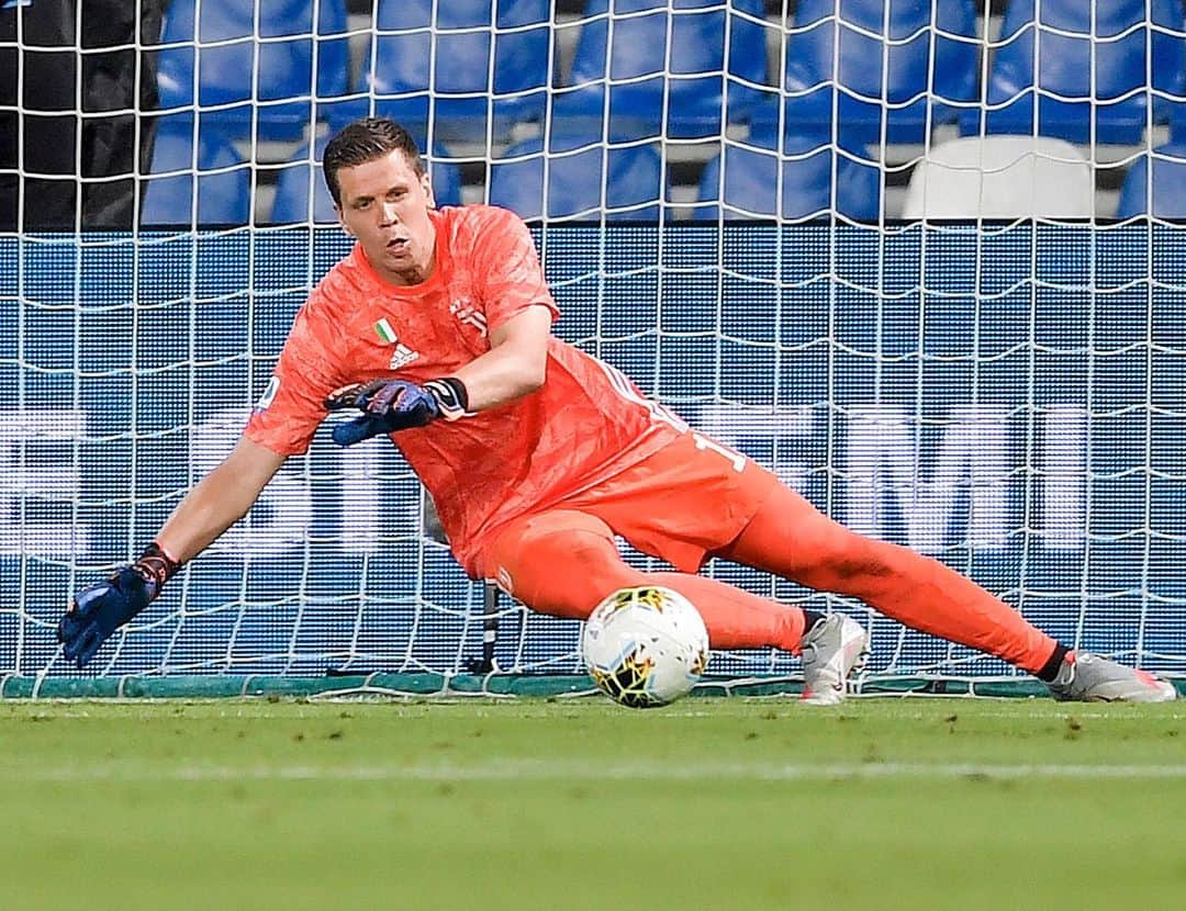 ヴォイチェフ・シュチェスニーのインスタグラム：「Taking home a tough away point tonight  #finoallafine ⚪️⚫️」