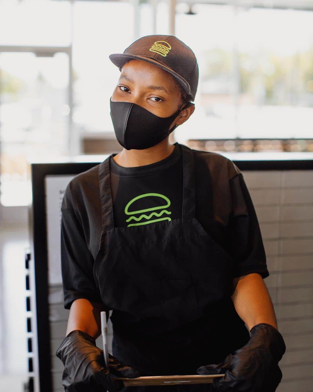 SHAKE SHACKさんのインスタグラム写真 - (SHAKE SHACKInstagram)「The most comforting part of comfort food? Knowing it’s served with love + most importantly, safely. ⠀ ⠀ Swipe 👉 to see a few of the ways we’re keeping you + our team safe and head to our ‘Safety’ highlight for more info on the measures we’re taking. #shakeshack」7月16日 7時23分 - shakeshack