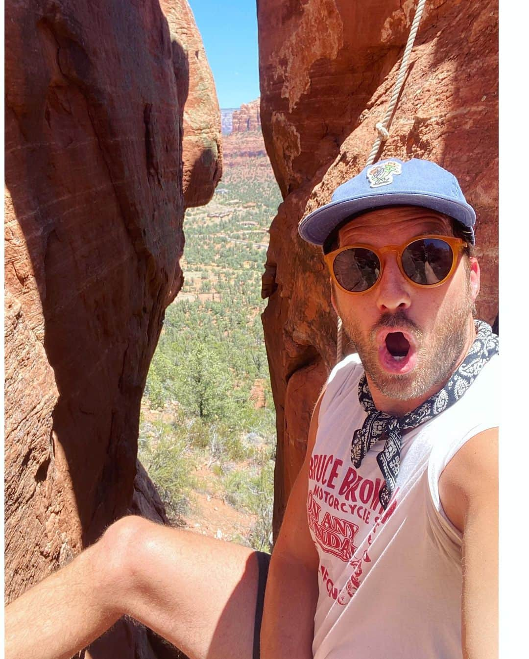 ライアン・ハンセンさんのインスタグラム写真 - (ライアン・ハンセンInstagram)「Road trip to Sedona with the Quaranteam. Such a magical place!! ALSO•• had a very humbling experience hiking in the back yard of our Air b n b.  Got to a spot climbing some rocks and saw an OLD rope and thought oh this is what people must use to get to the top. Whelp the rope snapped when I was almost to the top and thank GOD I was able to hang on. Too high to get down...I was stuck on an edge on one foot for 2 hours when finally the AMAZING Jenny and the helicopter rescue team saved my ass. I should have known this but never trust an old rope!!!  Thankful to my wife @amyhansen31 and @mollser for keeping me calm and calling for help.  That helicopter ride was so incredible in so many ways. Thank you again JENNY wherever you are!!! ❤️❤️❤️❤️❤️❤️❤️❤️❤️❤️❤️❤️❤️❤️」7月16日 7時38分 - hiryanhansen