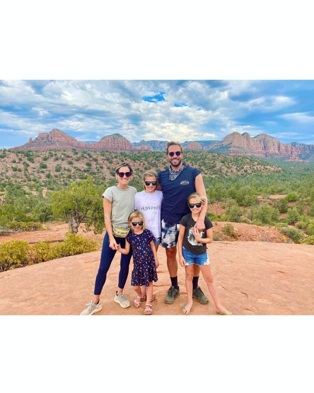 ライアン・ハンセンさんのインスタグラム写真 - (ライアン・ハンセンInstagram)「Road trip to Sedona with the Quaranteam. Such a magical place!! ALSO•• had a very humbling experience hiking in the back yard of our Air b n b.  Got to a spot climbing some rocks and saw an OLD rope and thought oh this is what people must use to get to the top. Whelp the rope snapped when I was almost to the top and thank GOD I was able to hang on. Too high to get down...I was stuck on an edge on one foot for 2 hours when finally the AMAZING Jenny and the helicopter rescue team saved my ass. I should have known this but never trust an old rope!!!  Thankful to my wife @amyhansen31 and @mollser for keeping me calm and calling for help.  That helicopter ride was so incredible in so many ways. Thank you again JENNY wherever you are!!! ❤️❤️❤️❤️❤️❤️❤️❤️❤️❤️❤️❤️❤️❤️」7月16日 7時38分 - hiryanhansen