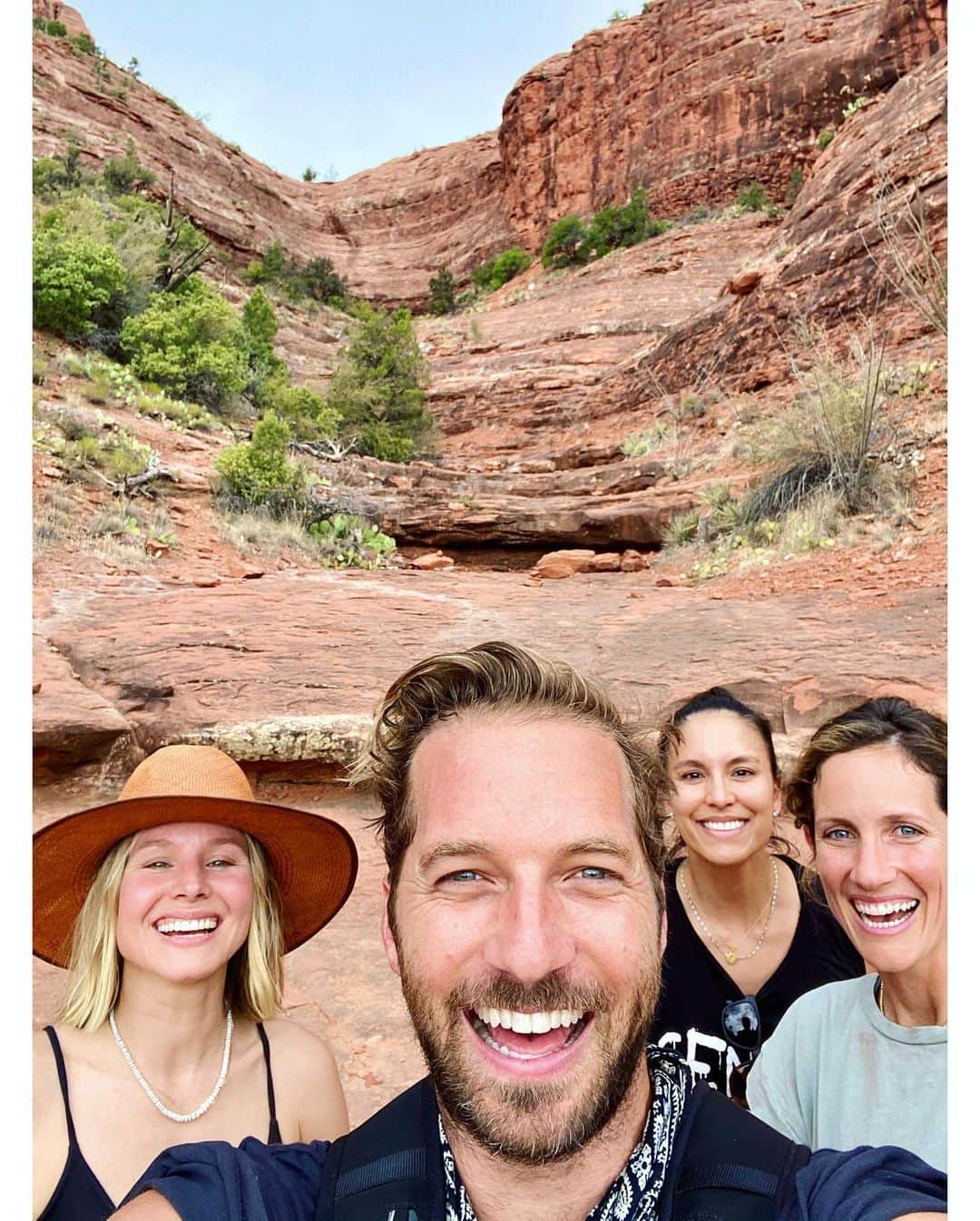 ライアン・ハンセンさんのインスタグラム写真 - (ライアン・ハンセンInstagram)「Road trip to Sedona with the Quaranteam. Such a magical place!! ALSO•• had a very humbling experience hiking in the back yard of our Air b n b.  Got to a spot climbing some rocks and saw an OLD rope and thought oh this is what people must use to get to the top. Whelp the rope snapped when I was almost to the top and thank GOD I was able to hang on. Too high to get down...I was stuck on an edge on one foot for 2 hours when finally the AMAZING Jenny and the helicopter rescue team saved my ass. I should have known this but never trust an old rope!!!  Thankful to my wife @amyhansen31 and @mollser for keeping me calm and calling for help.  That helicopter ride was so incredible in so many ways. Thank you again JENNY wherever you are!!! ❤️❤️❤️❤️❤️❤️❤️❤️❤️❤️❤️❤️❤️❤️」7月16日 7時38分 - hiryanhansen