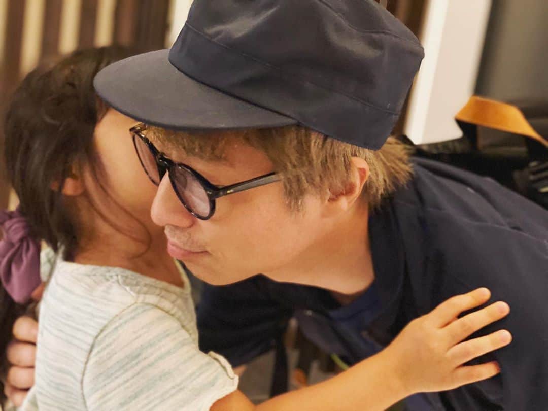 田村淳のインスタグラム：「昔ロンハーでやるキッスというコーナーがありましたが…現在のやるキッスです。 やる気の出るキッス^_^♡  パパ目線の投稿をしてます↓ https://followme.app/atsushiTOKO」