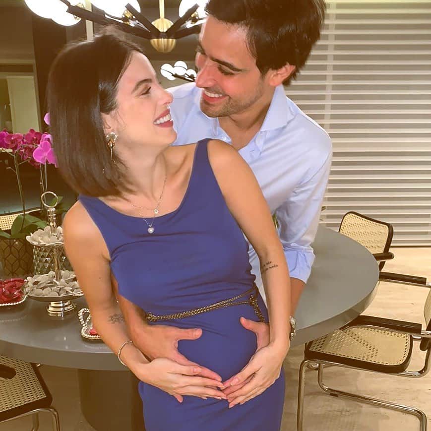 ステファニー・ブリットのインスタグラム：「Hj te olhando chegar do escritório exausto, abrir um sorrisão e beijar minha barriga, brincar com os cachorros com tanta empolgação (não sei quem se diverte mais) , levar eles pra passear (mesmo garoando pq vc sabe q eles ficam te esperando!), eu fico imaginando vc com o Enrico e me emociono e quietinha, agradeço a Deus! Obrigada por toda nossa troca, nossas conversas, por me ouvir qdo me bate uma angústia se eu vou saber dar “conta”, por cuidar de mim! Obrigada por por lutar sempre pela gente,  pela nossa família, pelos nossos meninos! 💙 A gente te ama papai @igorraschkovsky  . . . . Hj é um dia normal, no meio da semana... nada de aniversário de namoro, casamento ou alguma data “especial” Mas especial são todos os momentos que a gente consegue parar e olhar pra uma situação do dia a dia no meio de uma rotina , valorizar e ser grato! Foi isso q aconteceu por aqui...💙」