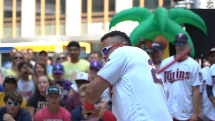 ネルソン・クルーズのインスタグラム：「Mas que un juego. Mañana por Facebook en @lavidabaseball Tune in to watch. Show will air tomorrow at 2pm ET on facebook.com/lavidabaseball」