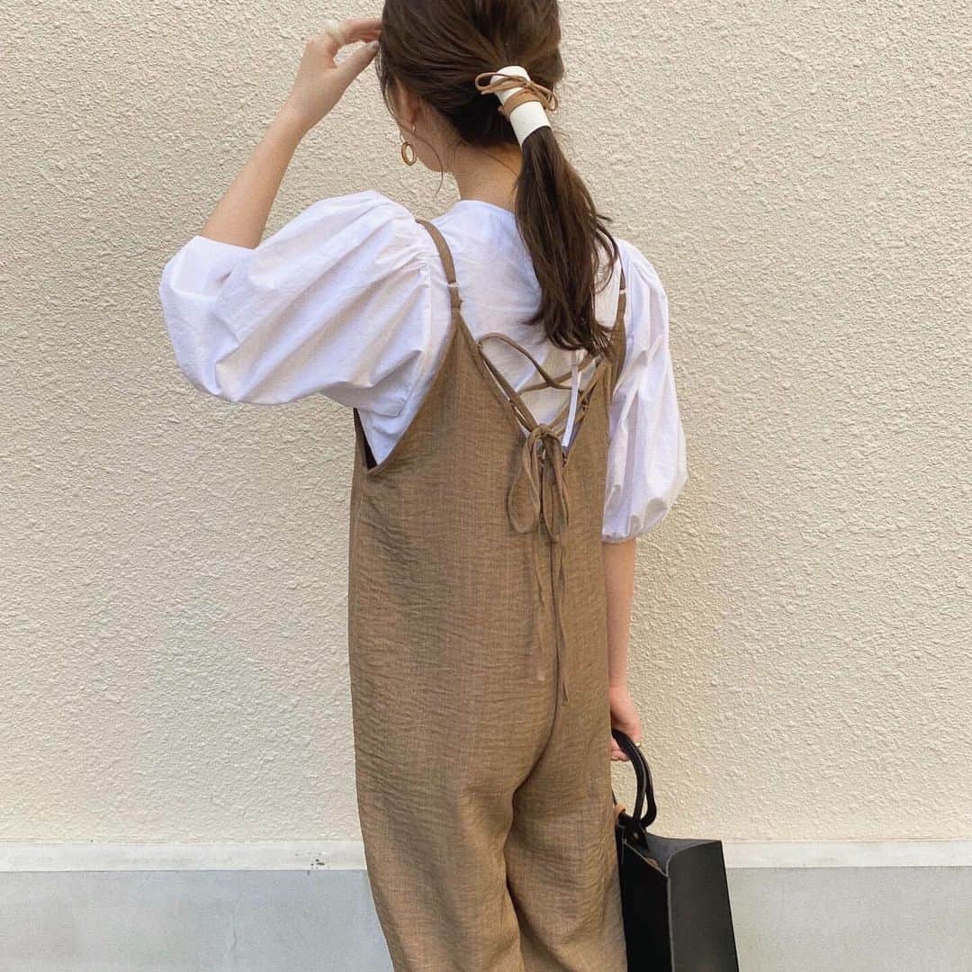 のインスタグラム：「.⁣ パフスリーブのシャツをメインに、夏の淡色コーデを完成させてみよう♡⁣ .⁣ 夏のお洒落な淡色コーデなら、ふんわりしたパフスリーブと垢抜けた印象のオールインワン、ゆるっとしたヘアアレンジが◎。力の入りすぎていない女の子らしいコーデは、どんなシーンでも大活躍しそうな予感…！これからの夏コーデの参考にしてみてくださいね♡⁣ .⁣ MERYでは他にも「かわいい」に近づくさまざまな情報を発信しています。⁣ @mery.beauty コスメ・美容に特化した情報をお届け♡⁣ @mery_spot 話題のカフェやお出かけスポットをご紹介！⁣ こちらもぜひチェックしてみてください！⁣ .⁣ .⁣ photo by @___manaaa.__⁣ .⁣ #MERY #regram #instagram #instafashion #fashion #ootd #coordinate  #데일리룩 #옷스타그램 #오오티디 #코디 #패션 #패션피플 #夏コーデ #ベージュコーデ #淡色コーデ #淡色女子 #ブラウンコーデ #消えそうな色コーデ #パフスリーブ #オールインワン #コーデ #コーディネート #ファッション #今日のコーデ #今日の服 #お洒落 #お洒落さんと繋がりたい #MERY女子 #メリー」