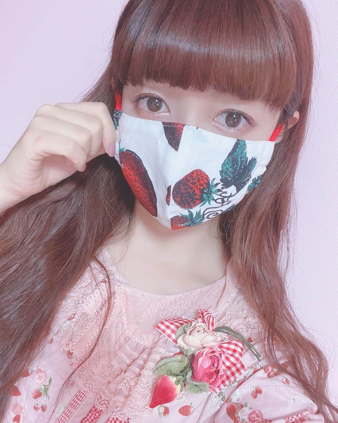 青木美沙子さんのインスタグラム写真 - (青木美沙子Instagram)「@qpot_official  さんのマスク愛用中🍓 イチゴ柄カワイイっ🍓」7月16日 7時53分 - misakoaoki