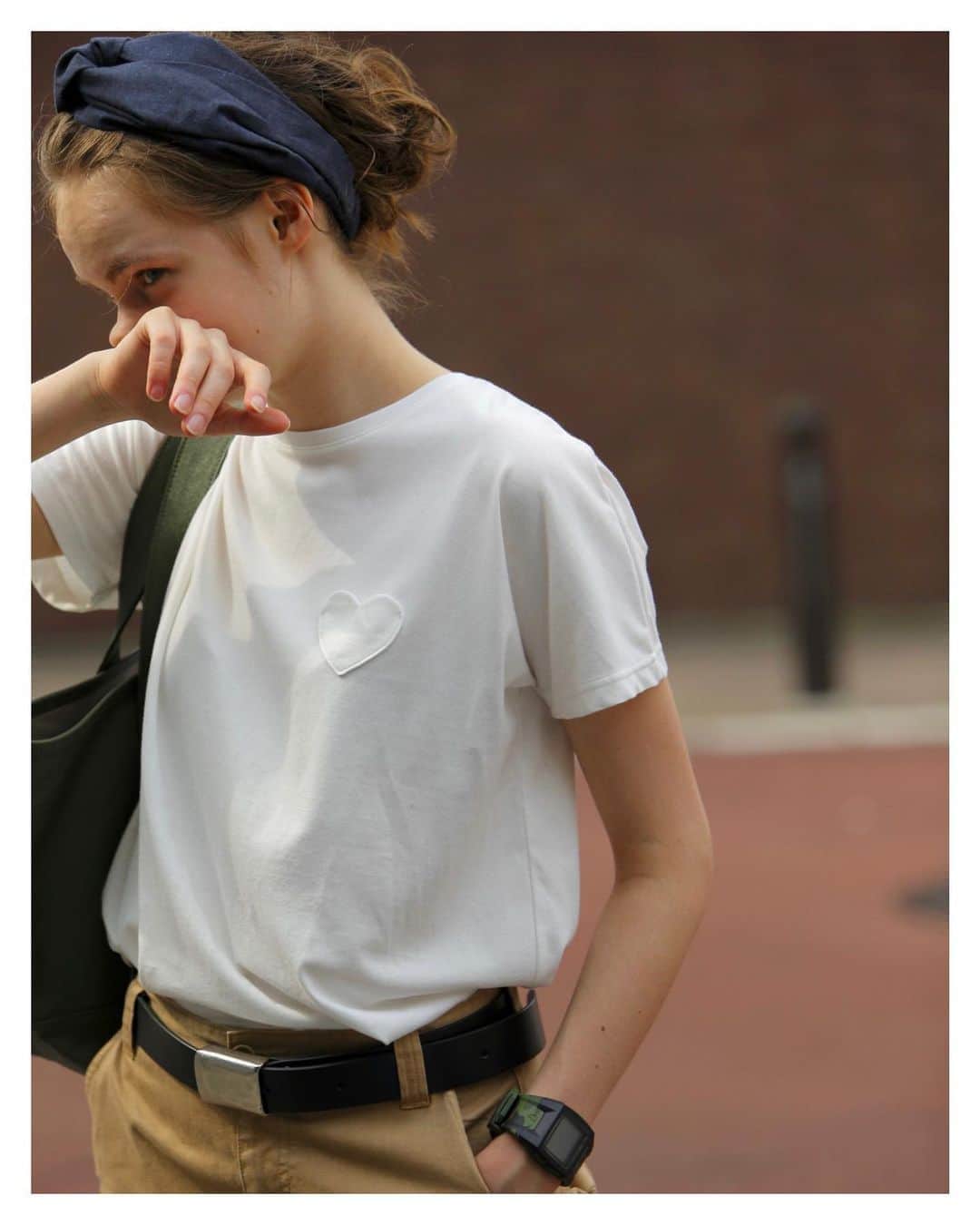 のインスタグラム：「ボーイッシュな格好が好き！でも女の子っぽさは残したい。それならヘアバンドなんていかが？  白Tにチノパンの王道アメカジスタイルも、髪をまとめてヘアバンドを身につければレディな印象に仕上がります🌼アクセントカラーのスカーフを巻いてコーデのポイントにするのも可愛いですね♡  夏のヘアスタイルのアクセントにもなるヘアバンド、オススメです🙌  ・・・・・・・・・・・・・・・・・・・・・・・・・・ #cluel #クルーエル #cluelmagazine #クルーエル女子 #fashion #ファッション好き #おしゃれ #グッドガール  #白T #ポケT #チノパン #ヘアバンド #トートバッグ #腕時計 #黒ベルト #夏コーデ   こちらのアカウントもフォローしてね！ @cluel_homme @navys_magazine」