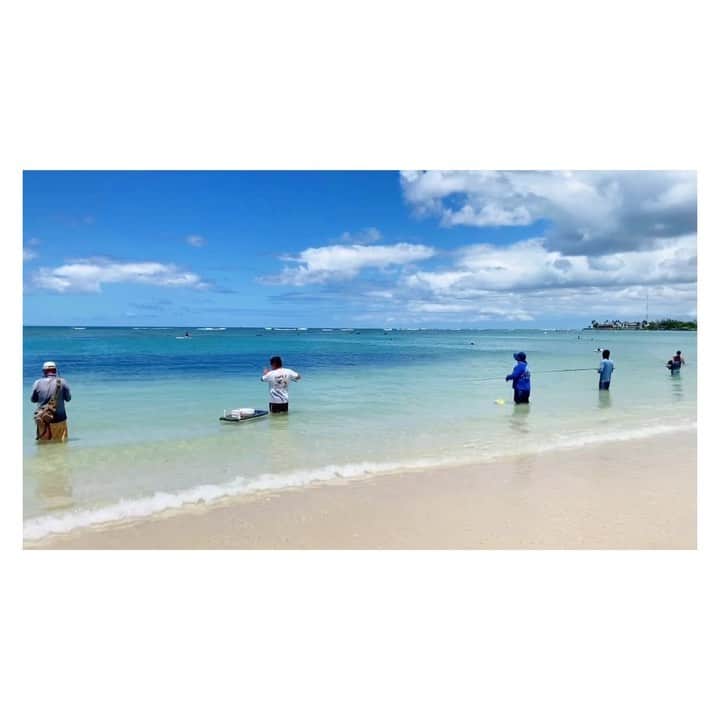 荒川れん子のインスタグラム：「Fishing > Swimming⁉️😳  海水浴より釣りが目立つ最近のアラモアナビーチ🎣 海を覗き込むと魚が見えます！ . . #hawaii #aloha #alamoana #beach #virtualtravel #lovehawaii #luckywelivehawaii #hawaiilife #travel #lifeisajourney #hawaiistagram #instahawaii #fishing #ハワイ #ビーチ #ハワイ生活 #ハワイ好き #日々の暮らし #妄想ハワイ #頑張れハワイ #アナウンサー #イマソラ #イマウミ #海 #青空 #釣り #ハワイから #今のハワイ #荒川れん子  #ハワれん」