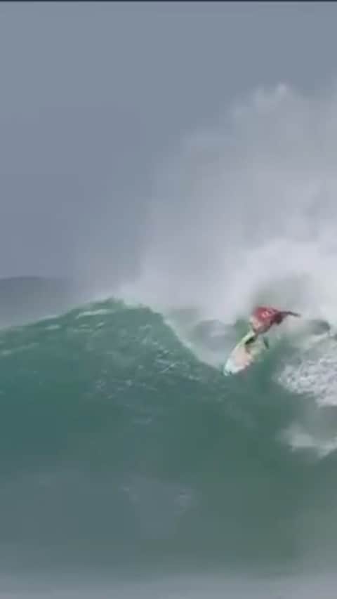 ガブリエル・メディーナのインスタグラム：「I miss JBay so much. Cant wait to go back there soon to surf this wave :) ll Se tivesse tudo normal, hoje estariamos  em JBay. Que saudade de surfar essa onda com o @charlaomedina100 me assistindo.」