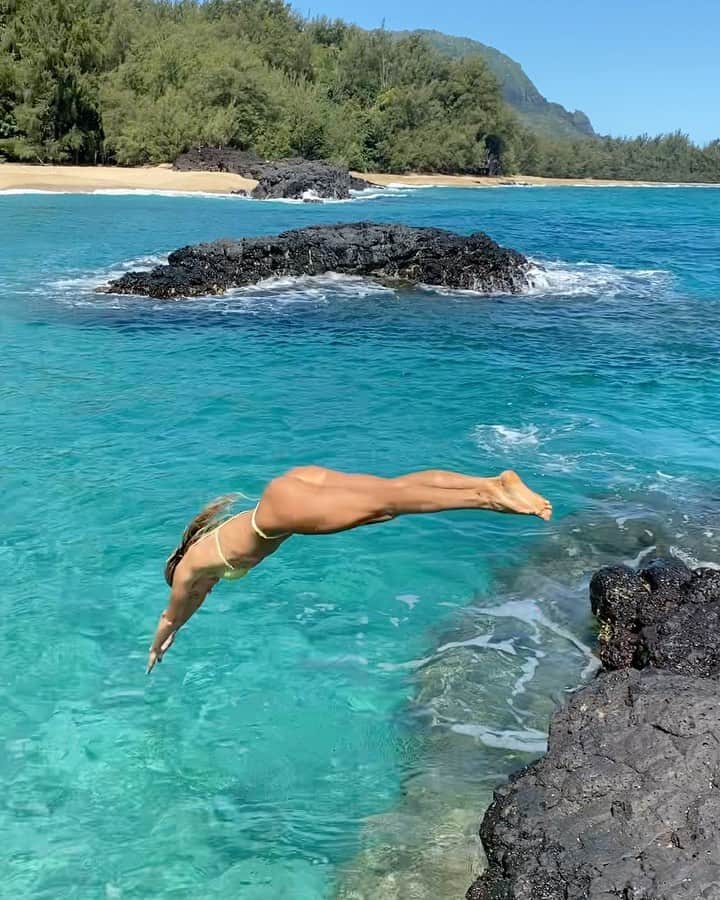 アラナ・ブランチャードのインスタグラム：「What do you score my dive🤣」