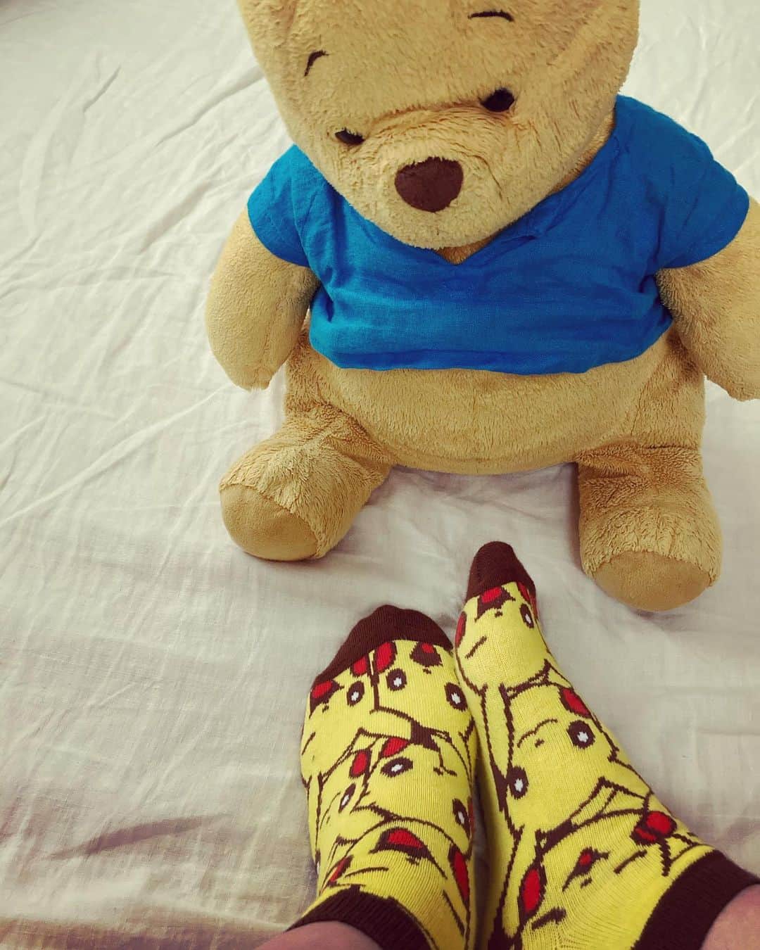 睦のインスタグラム：「Pooh : むつみぃ、足に ピカチュウが いっぱいいるよぉ😯  Mutsumi : お友達が 送ってくれた プレゼントなんだよぉ🧦😉  Pooh : へぇ、 にぎやかになるねぇ☺️  #ポケットモンスター　 #pocketmonsters  #ポケモン  #socks  #ソックス　 #pokemon  #pokemongo  #靴下  #プレゼント  #nintendo  #pikachu  #ピカチュー  #相棒  #パートナー　 #partner  #pooh  #winniethepooh  #プーさん　 #くまのプーさん　 #名探偵ピカチュウ  #PokémonDetectivePikachu  #ピカチュウ  #disney  #ssw  #singersongwriter  #artist  #lyricist  #singer  #井上睦都実 #睦」