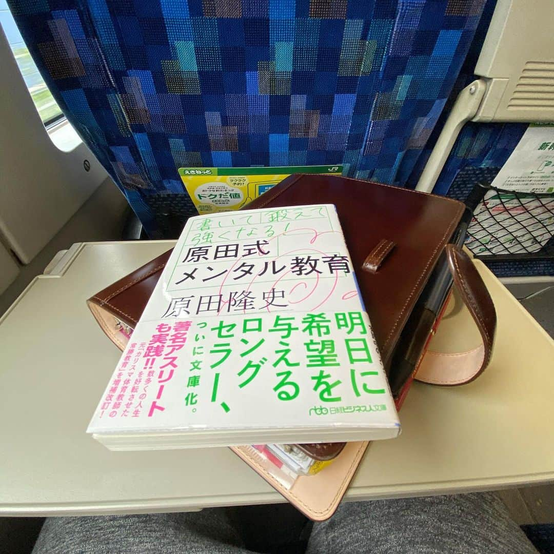 長津 健一郎のインスタグラム：「今日はトレハ会議に参加の為特急で移動 特急の方が3密避けられるので安心 読書しながら移動 さて頑張っていきましょう^_^  #システム手帳 #システム手帳a5  #手帳術  #手帳時間  #手帳術セミナー  #手帳術すごい  #手帳術身につけたい  #手帳生活 #手帳の中身 #手帳タイム #手帳の使い方 #手帳シェア会 #手帳シェア会繋がり #手帳会議 #手帳会議2020 #システム手帳カスタマイズ #システム手帳中身  #システム手帳サロン #フランクリンプランナー #フランクリンクラシックサイズ #my手帳倶楽部  #手帳コーチ #手帳コーチング  #1人会議  #1人戦略会議 #7つの習慣 #原田メゾット」