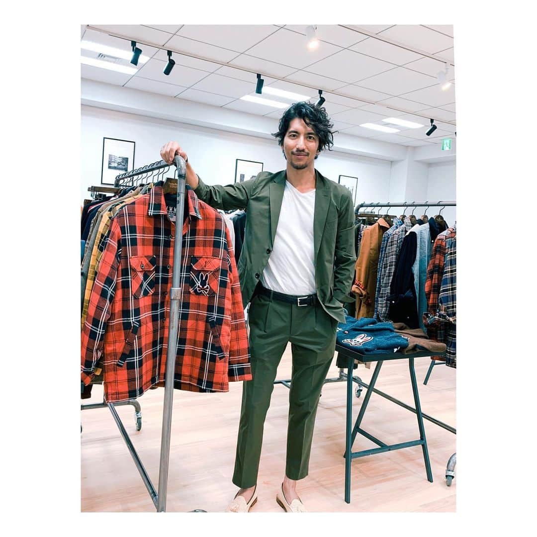 のインスタグラム：「Press preview AW2020﻿ Thanks team @psychobunnyjp ﻿ ﻿ ﻿ 昨日は、久しぶりの展示会﻿ ﻿ 考えて見れば、このコロナが広まる前から﻿ 初の展示会に伺いました〜﻿ ﻿ ﻿ マスクして混まない取り組みをしながら…﻿ ﻿ 色々大変でしょうが、﻿ やはりファッションは楽しいものです😊﻿ ﻿ ﻿ ﻿ 僕が出演してるサイコバニー🐰の他にも、﻿ ランバンコレクション、ランバンオンブルーetc...﻿ ﻿ ﻿ キレイめの服も秋付は気になりましたぁ〜﻿ ﻿ ﻿ #exhibition #aw2020 #fashion #psycobunny #lanvin #lanvinenbleu  #joix #mensfashion ﻿ #ジョイックスコーポレーション #サイコバニー #ランバンコレクション #ランバンオンブルー  #メンズファッション #大人カジュアル #秋冬ファッション ﻿」